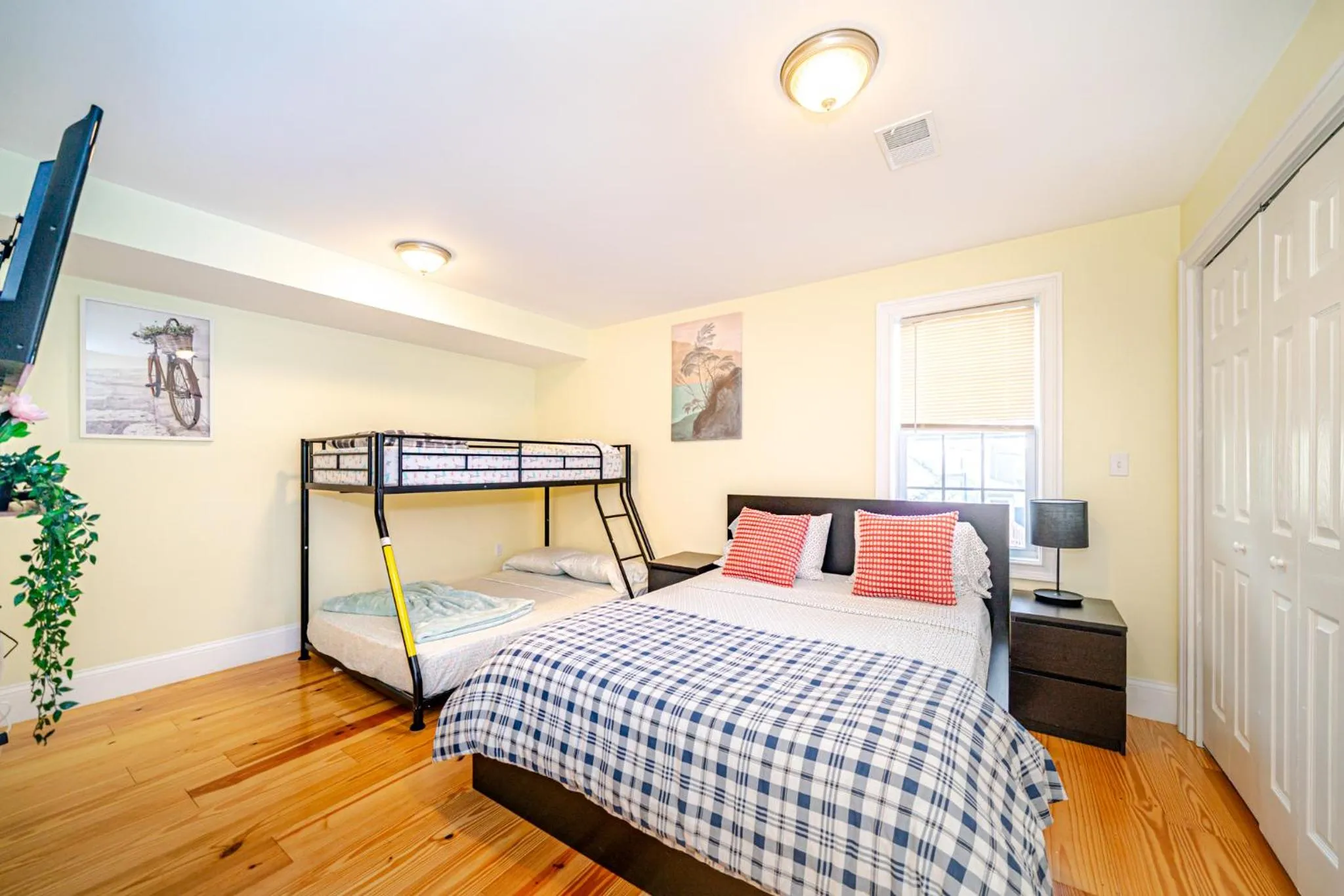 Bed in 39 - 3BR Quincy - Stunning Townhouse near Adams