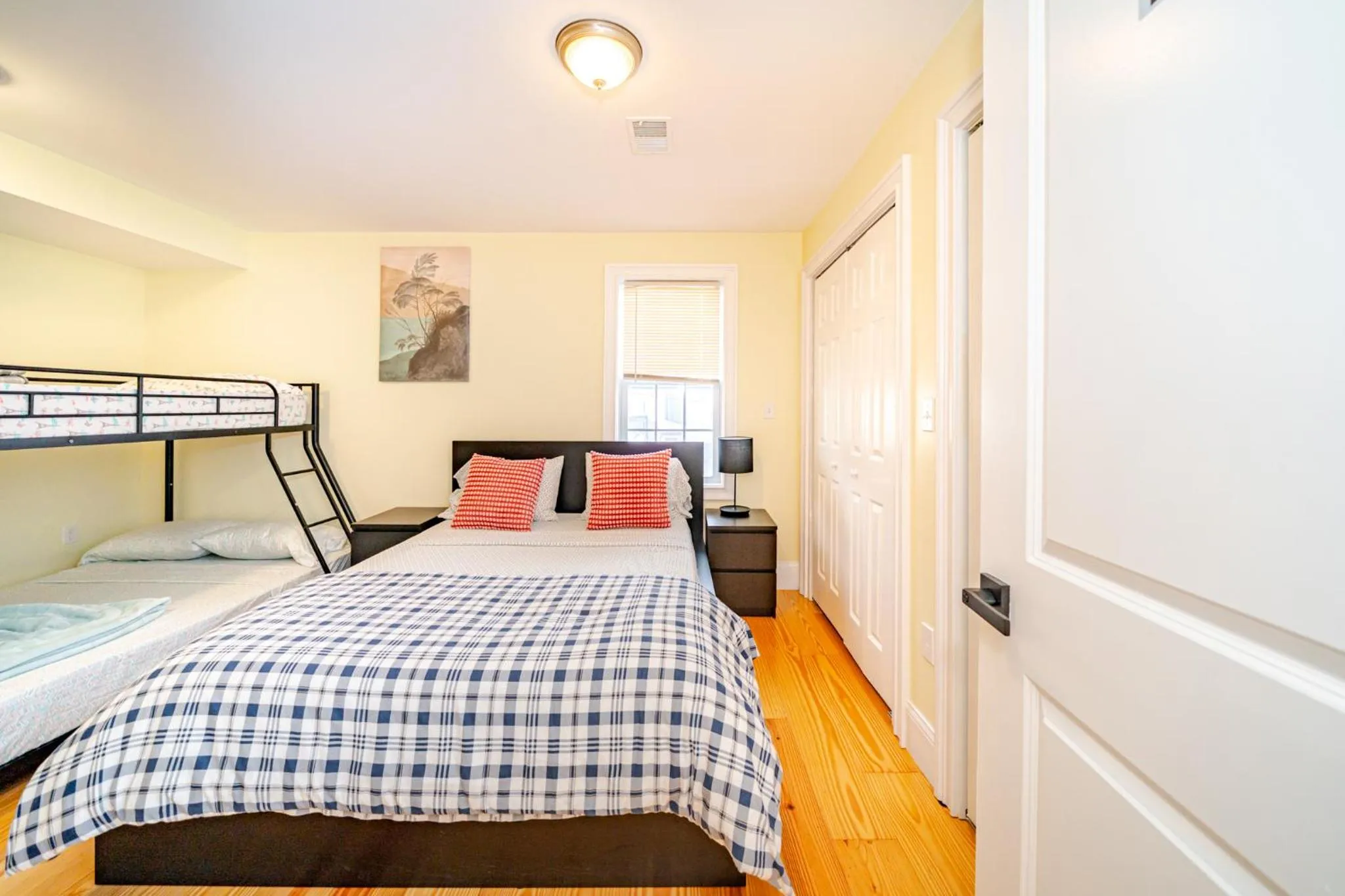 Bed in 39 - 3BR Quincy - Stunning Townhouse near Adams