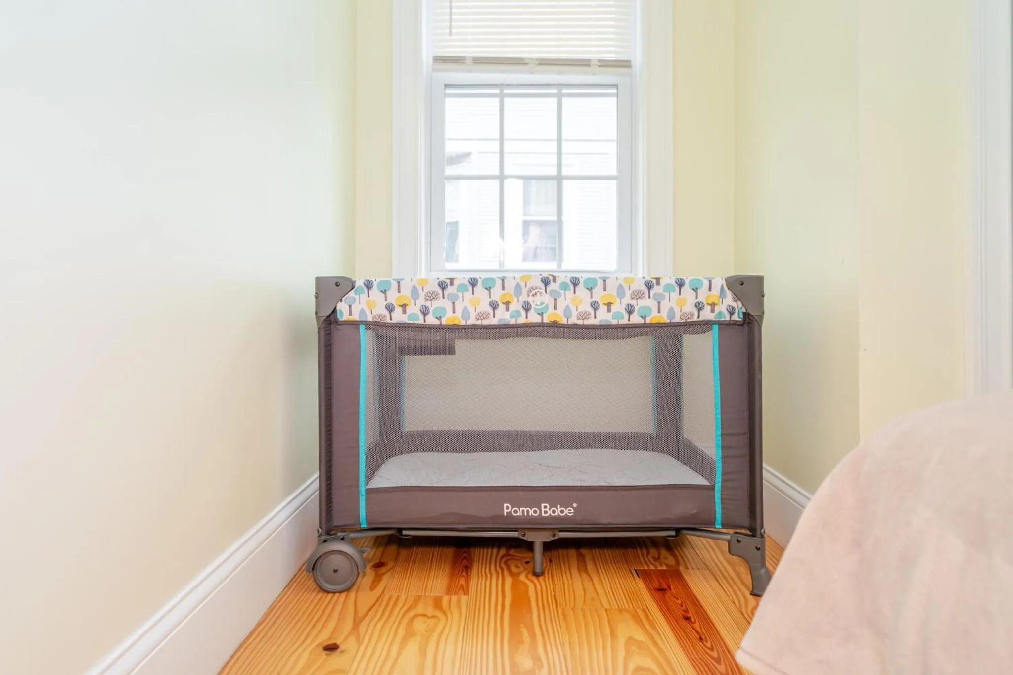 Bed in 39 - 3BR Quincy - Stunning Townhouse near Adams