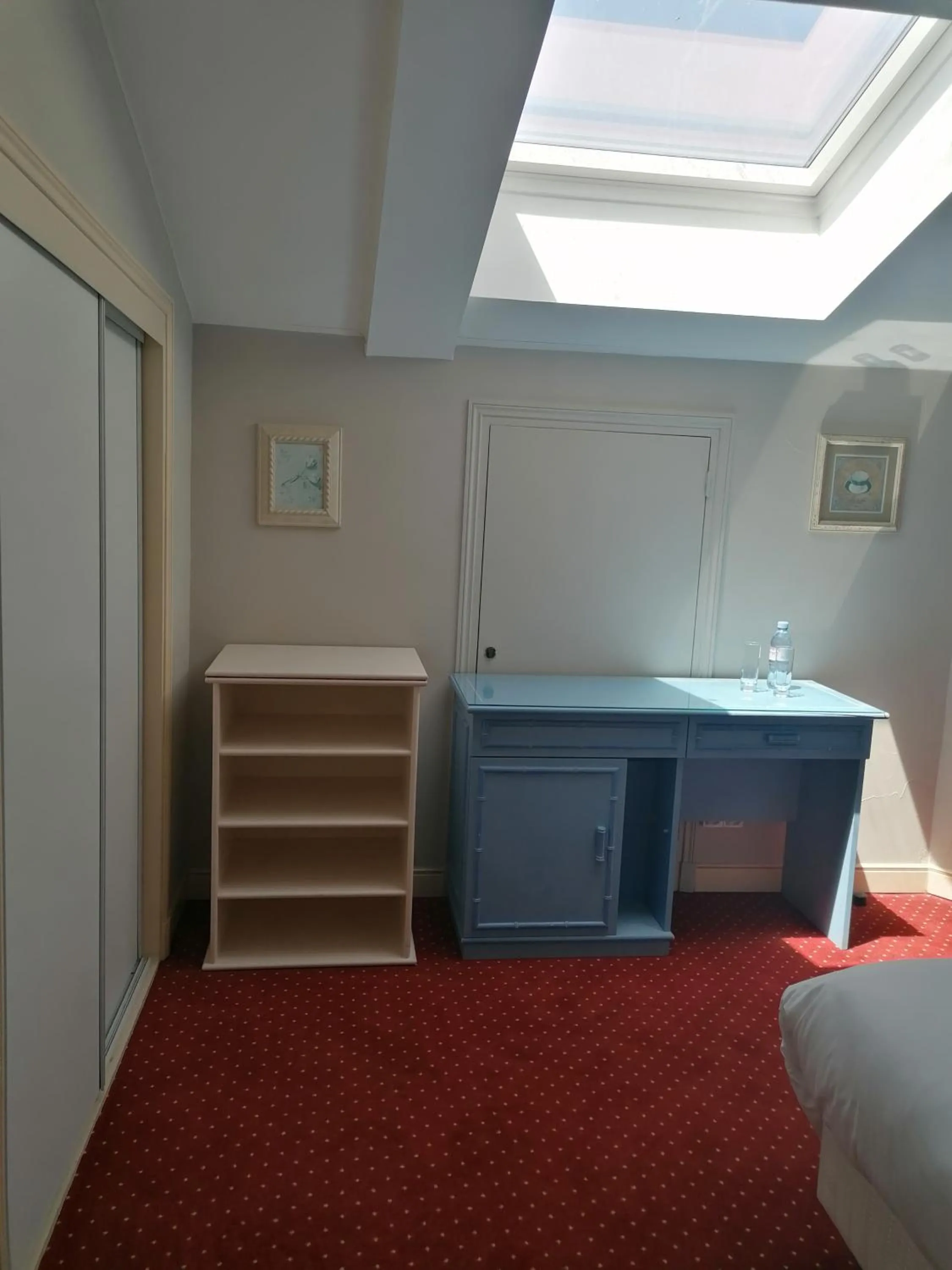 hair dresser, Bed in Hôtel l'Arena