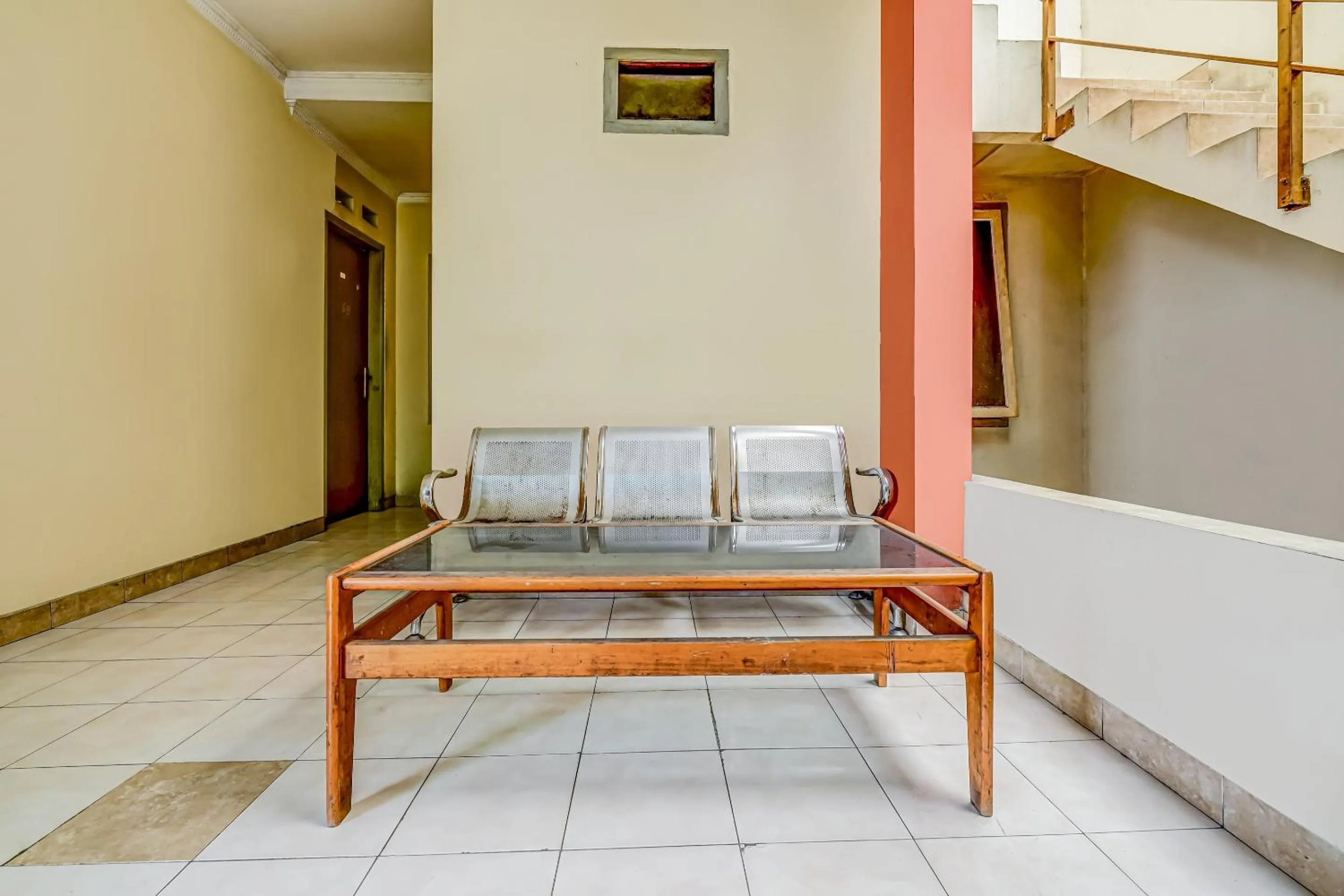 Lobby or reception in SPOT ON 91186 Losmen Yanti