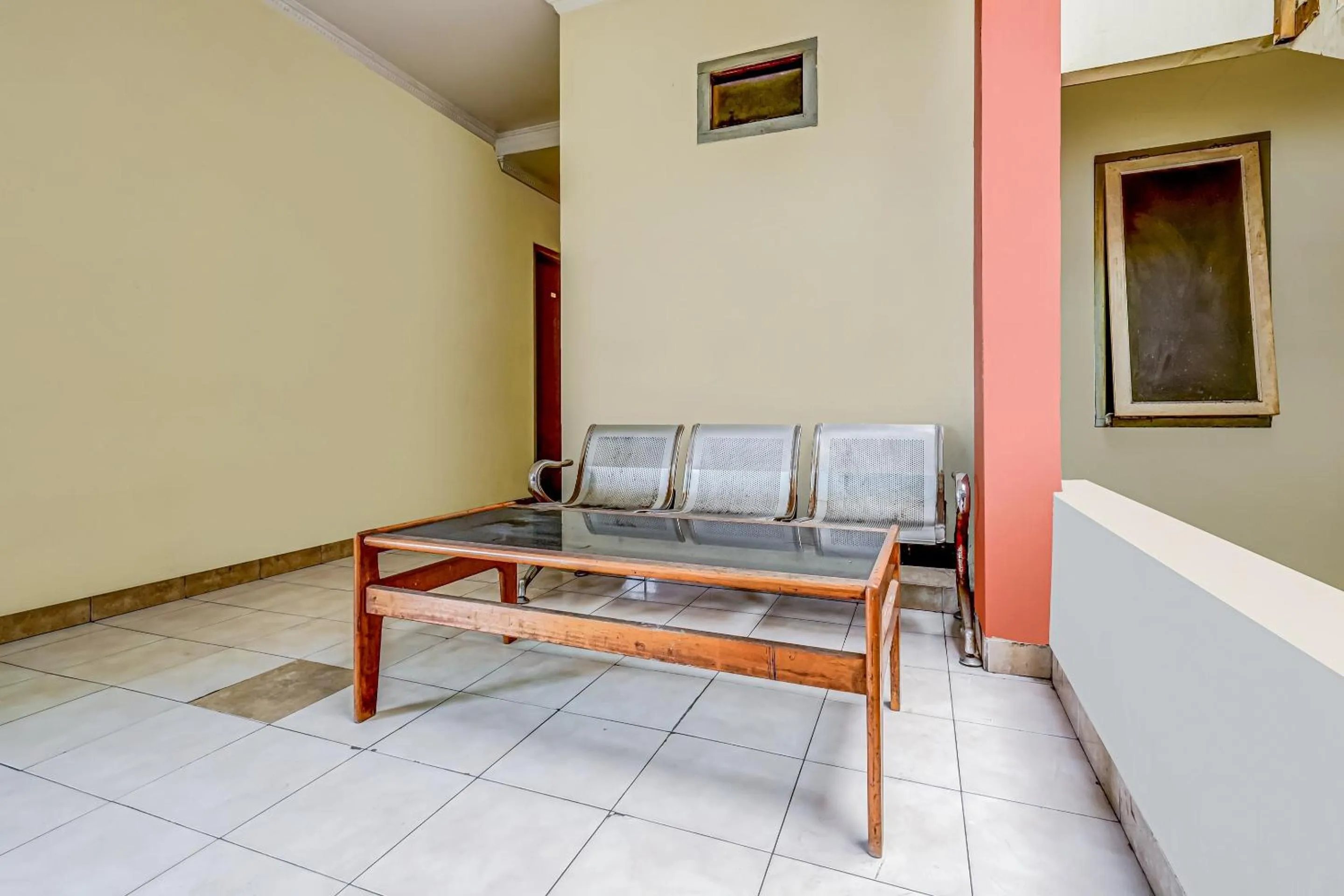 Lobby or reception in SPOT ON 91186 Losmen Yanti