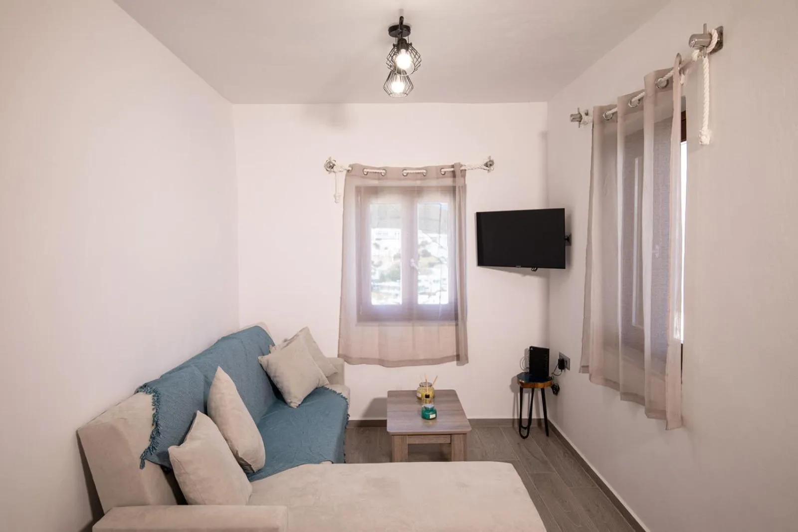 Living room, Bed in Primrose Apartments