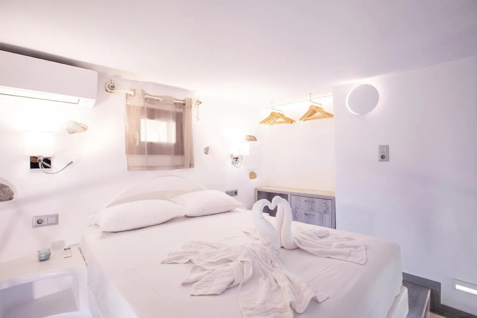 Bedroom, Bed in Primrose Apartments