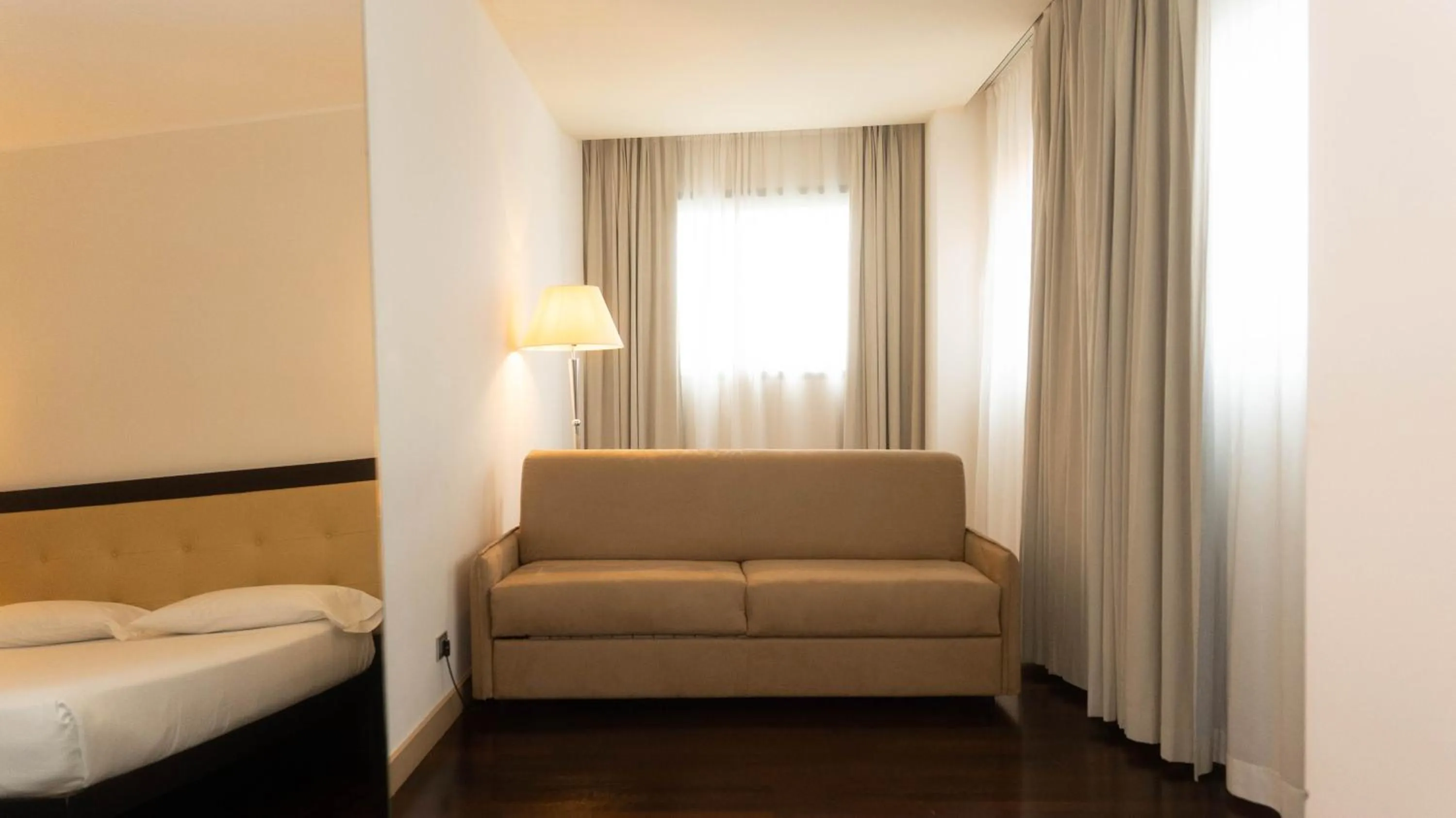 Bedroom, Bed in Hotel Cruise