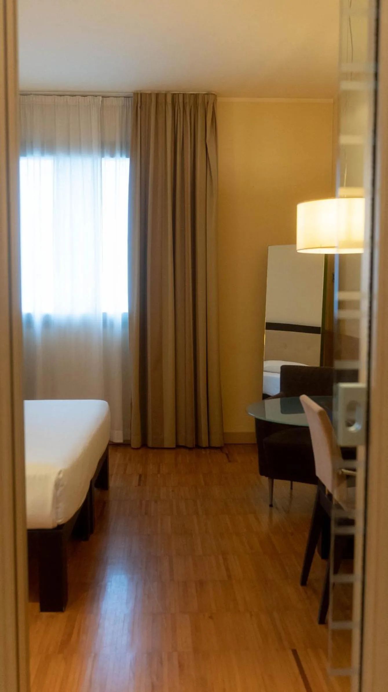 Bedroom, Bed in Hotel Cruise