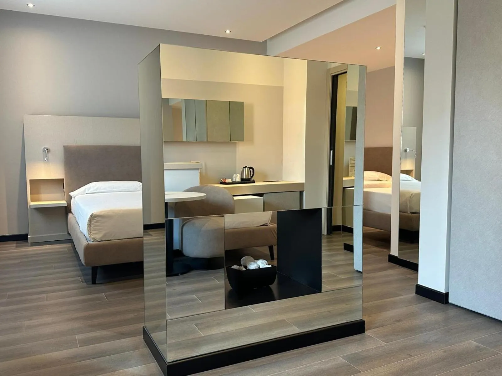 Photo of the whole room, Bed in Hotel Cruise