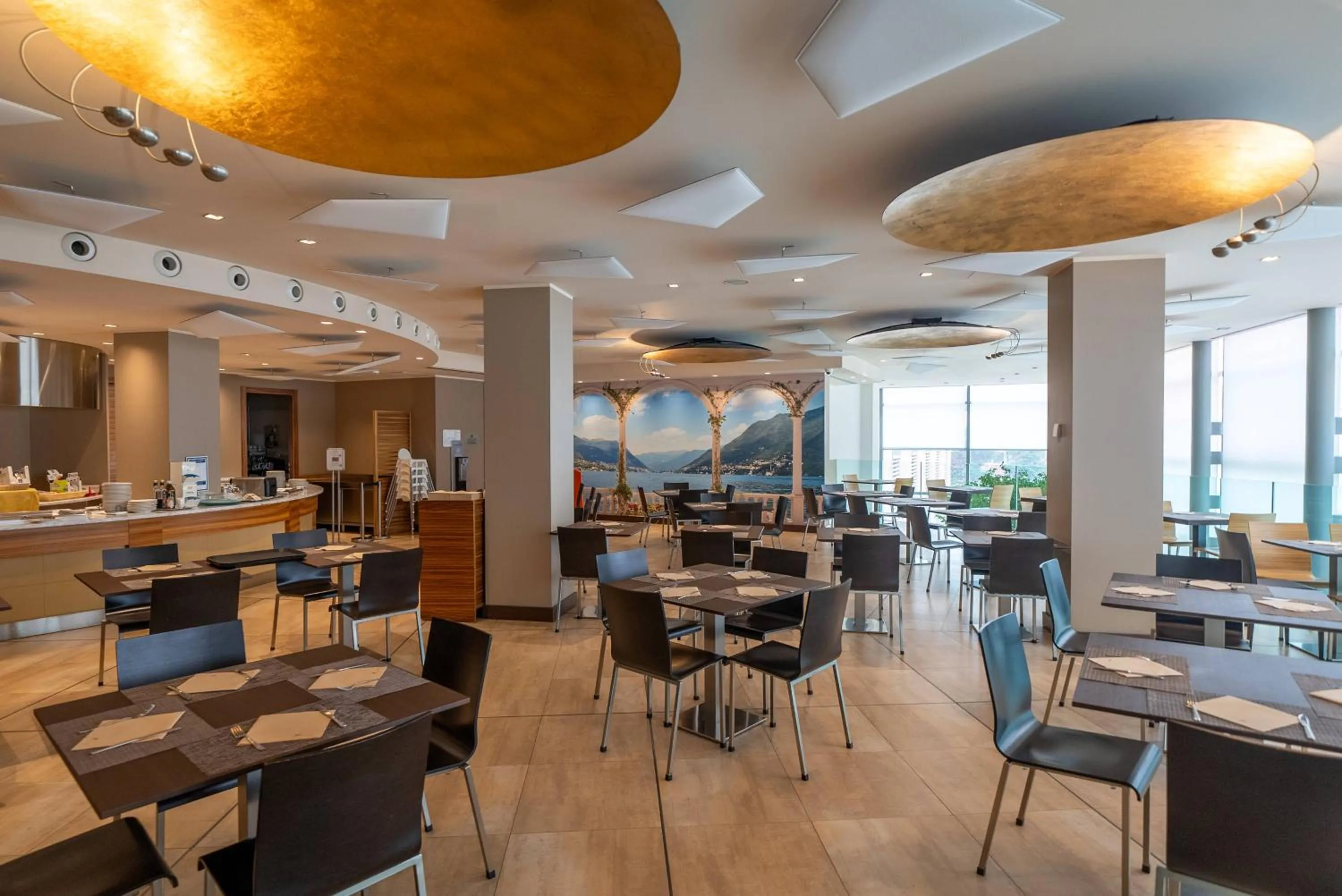 Restaurant/places to eat in Hotel Cruise