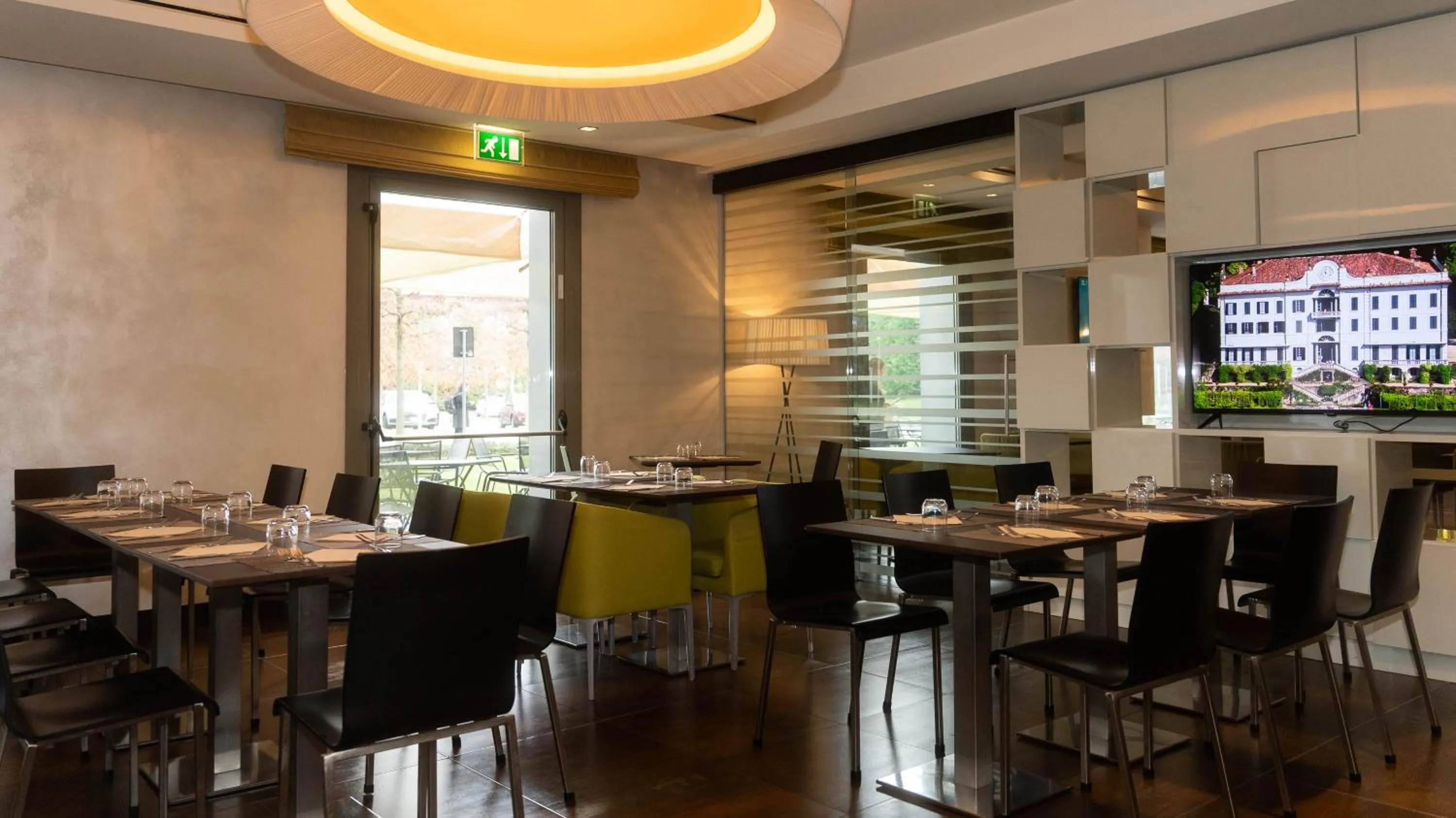 Restaurant/places to eat in Hotel Cruise