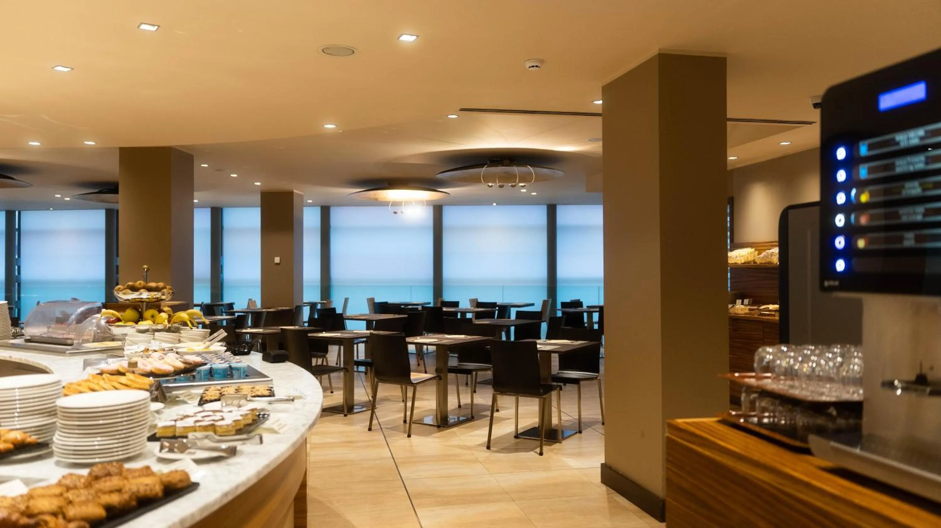 Restaurant/places to eat in Hotel Cruise