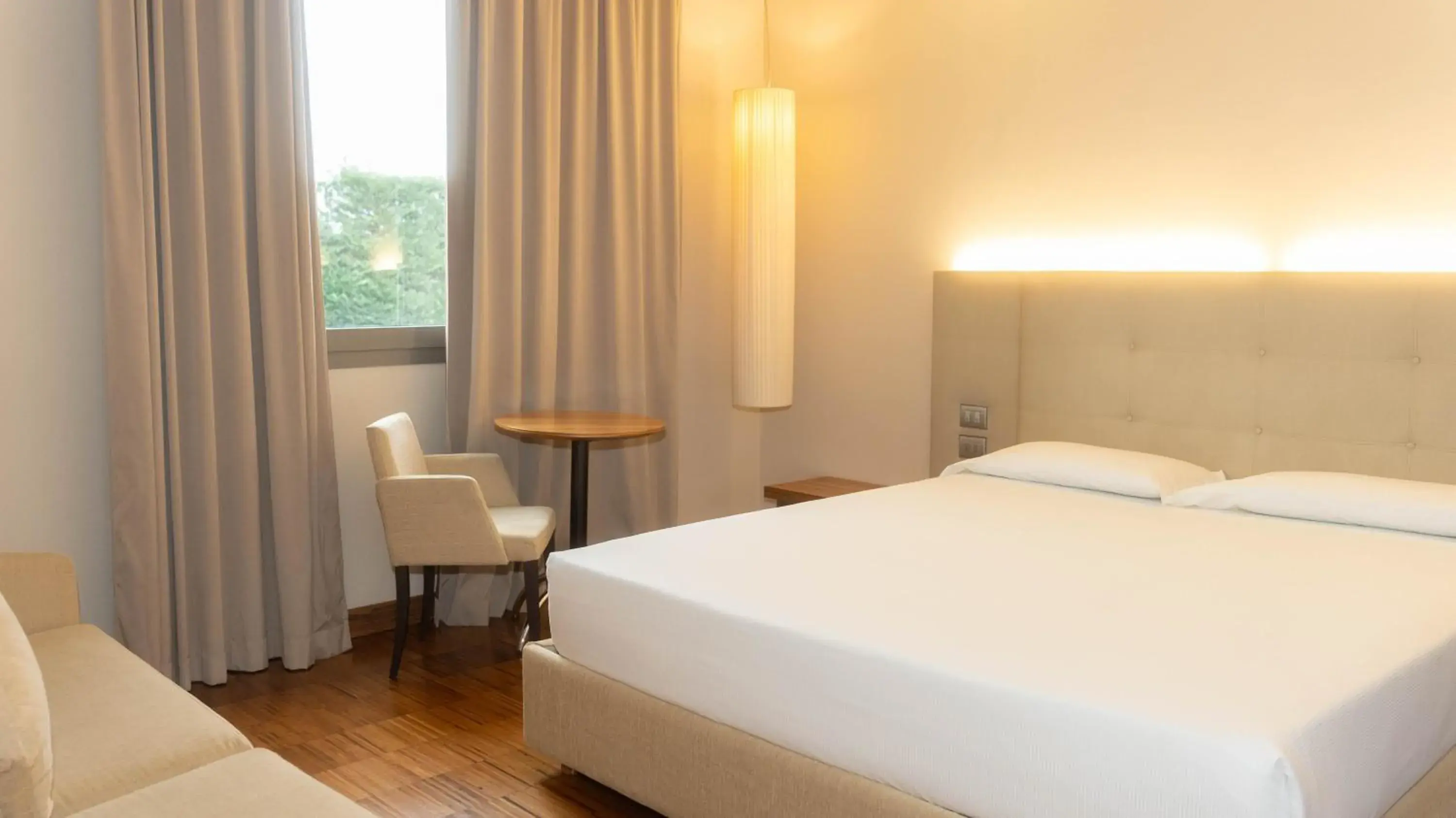 Double Room with Covered Private Parking - single occupancy in Hotel Cruise Double Room with Covered Private Parking - single occupancy in Hotel Cruise