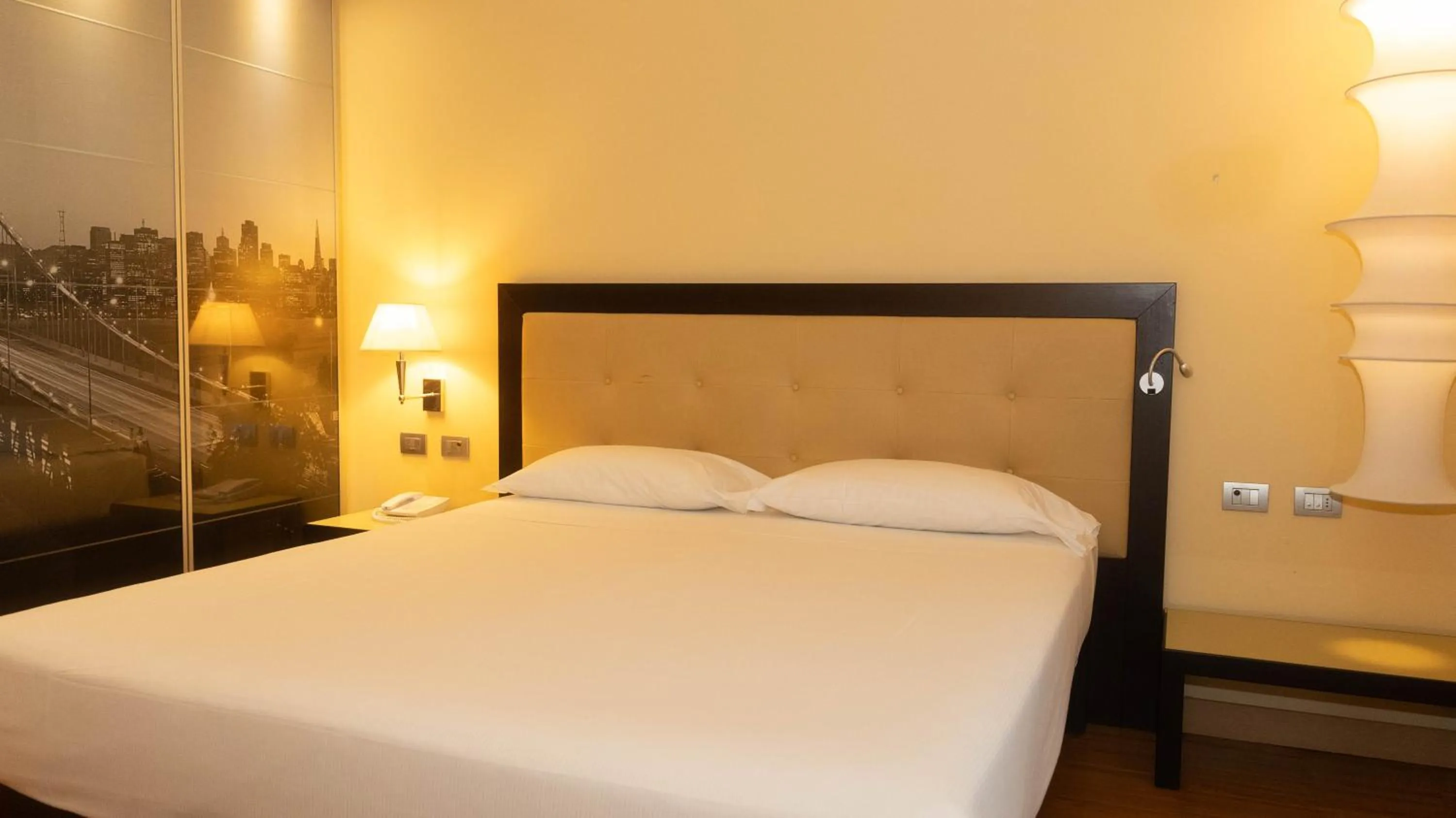 Bedroom, Bed in Hotel Cruise