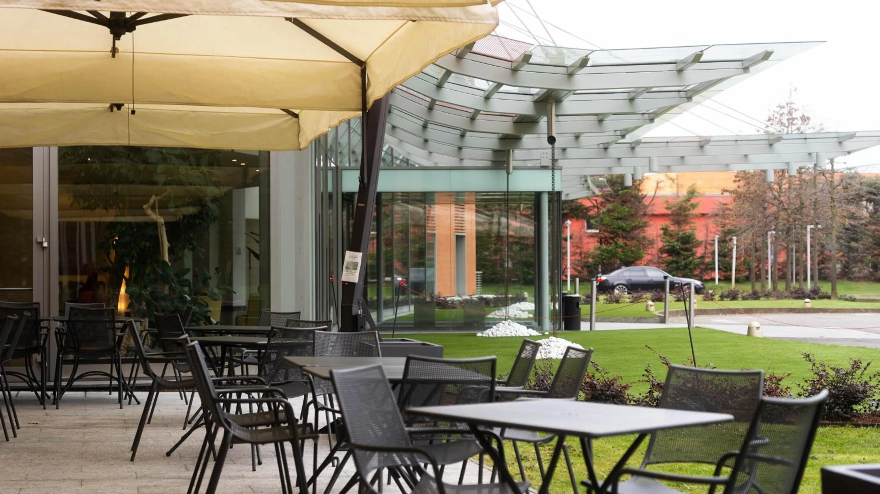 Restaurant/places to eat in Hotel Cruise