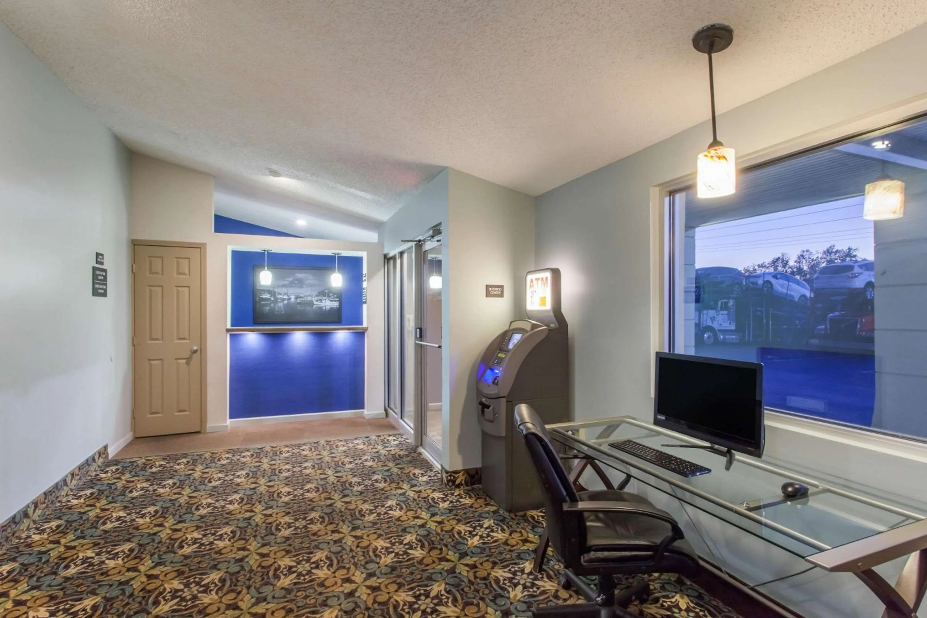 Lobby or reception, TV/Entertainment Center in Super 8 by Wyndham Hamburg