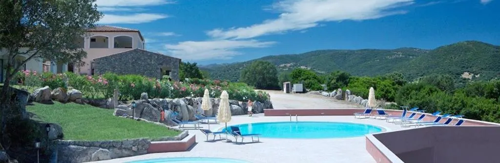 Pool view in Hotel Valkarana Country Relais
