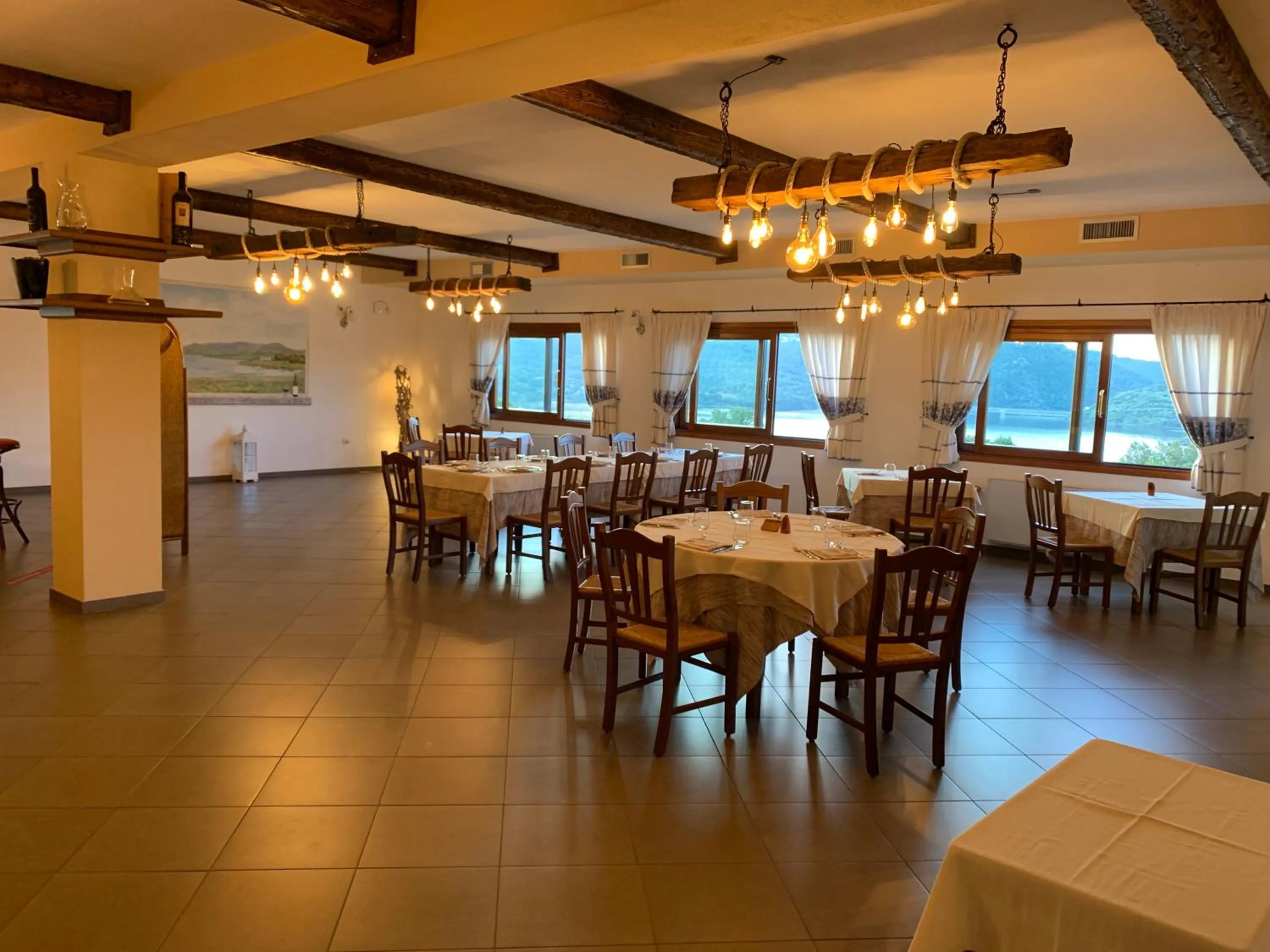 Restaurant/places to eat in Hotel Valkarana Country Relais