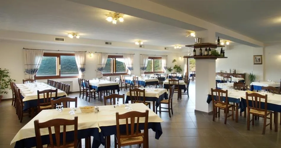 Restaurant/places to eat in Hotel Valkarana Country Relais