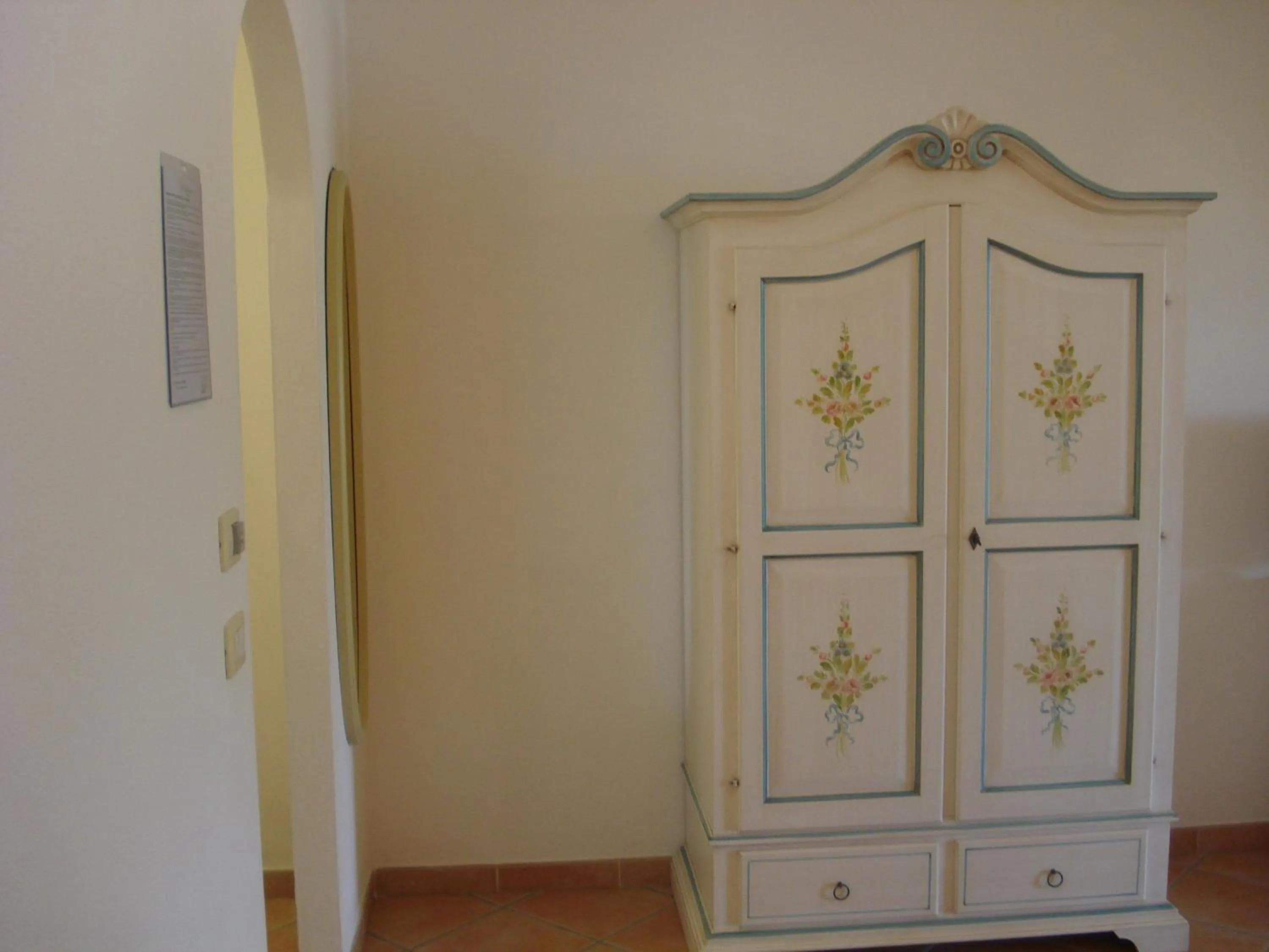 wardrobe in Hotel Valkarana Country Relais