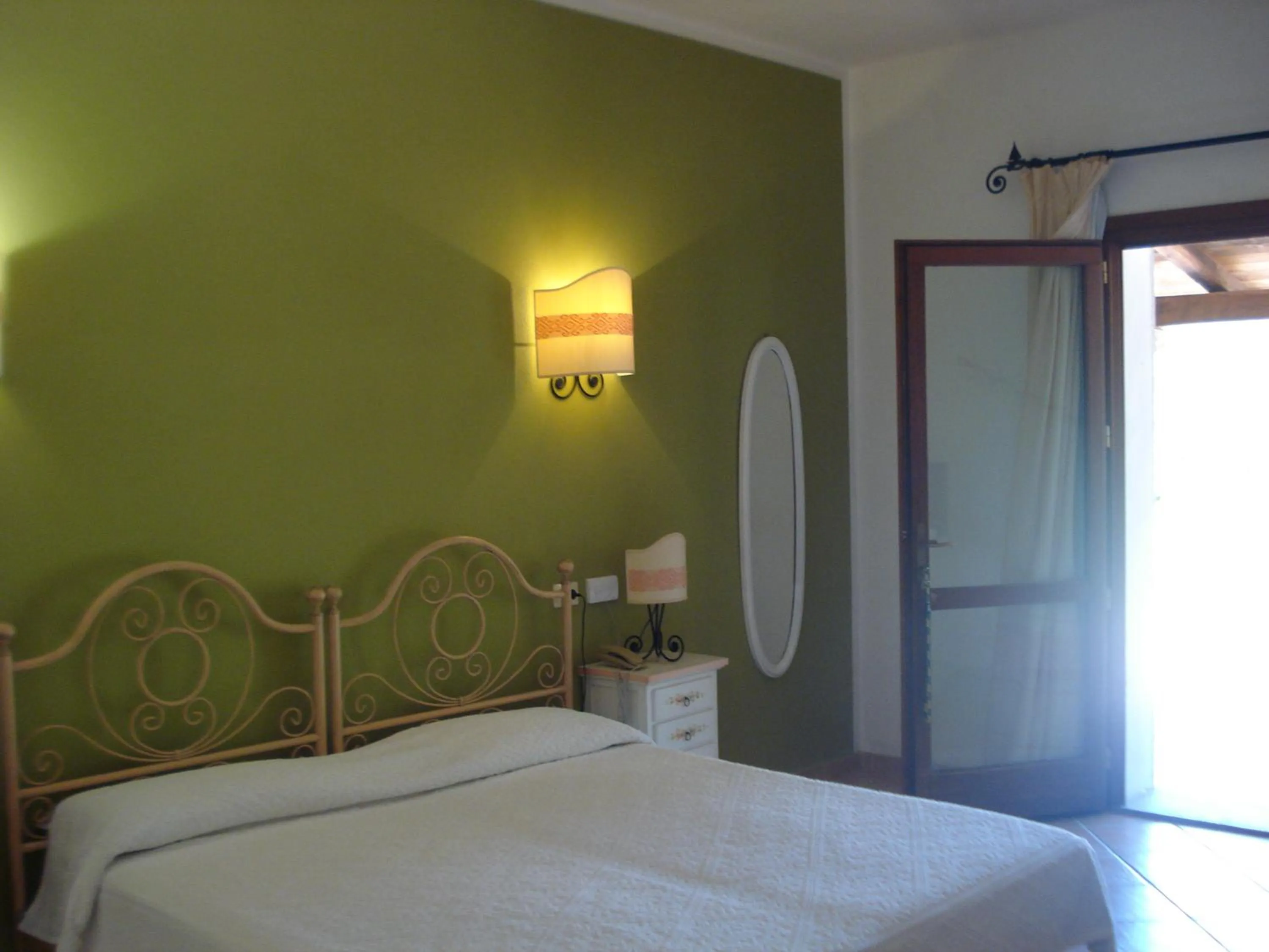 Bed in Hotel Valkarana Country Relais