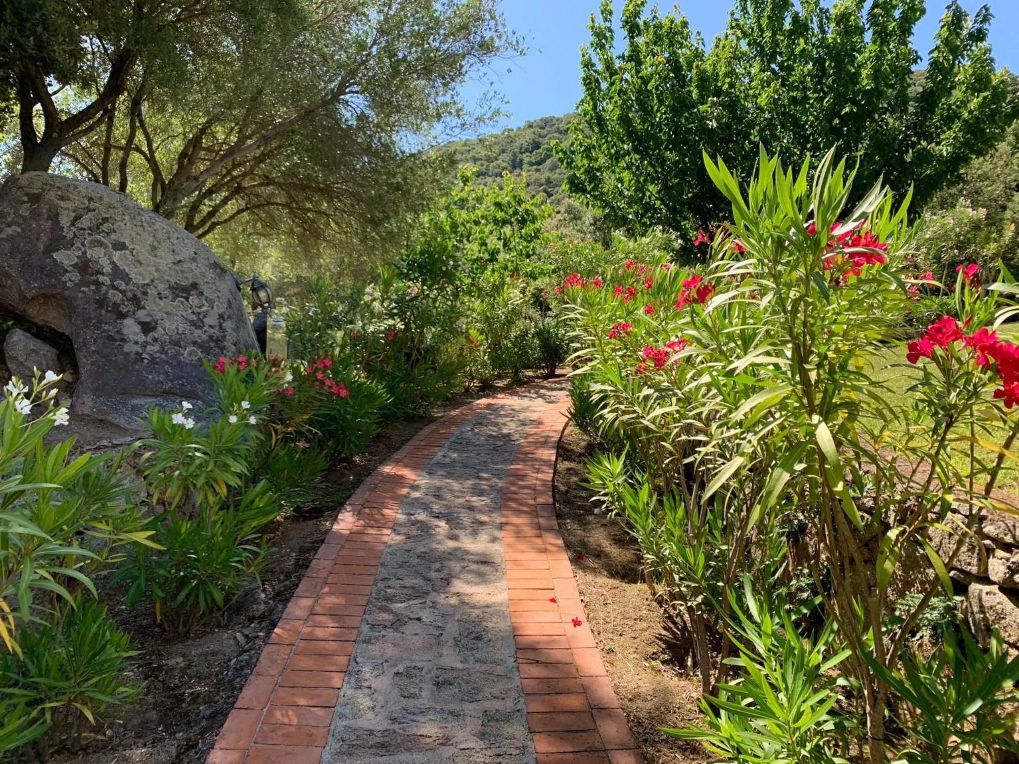 Garden in Hotel Valkarana Country Relais