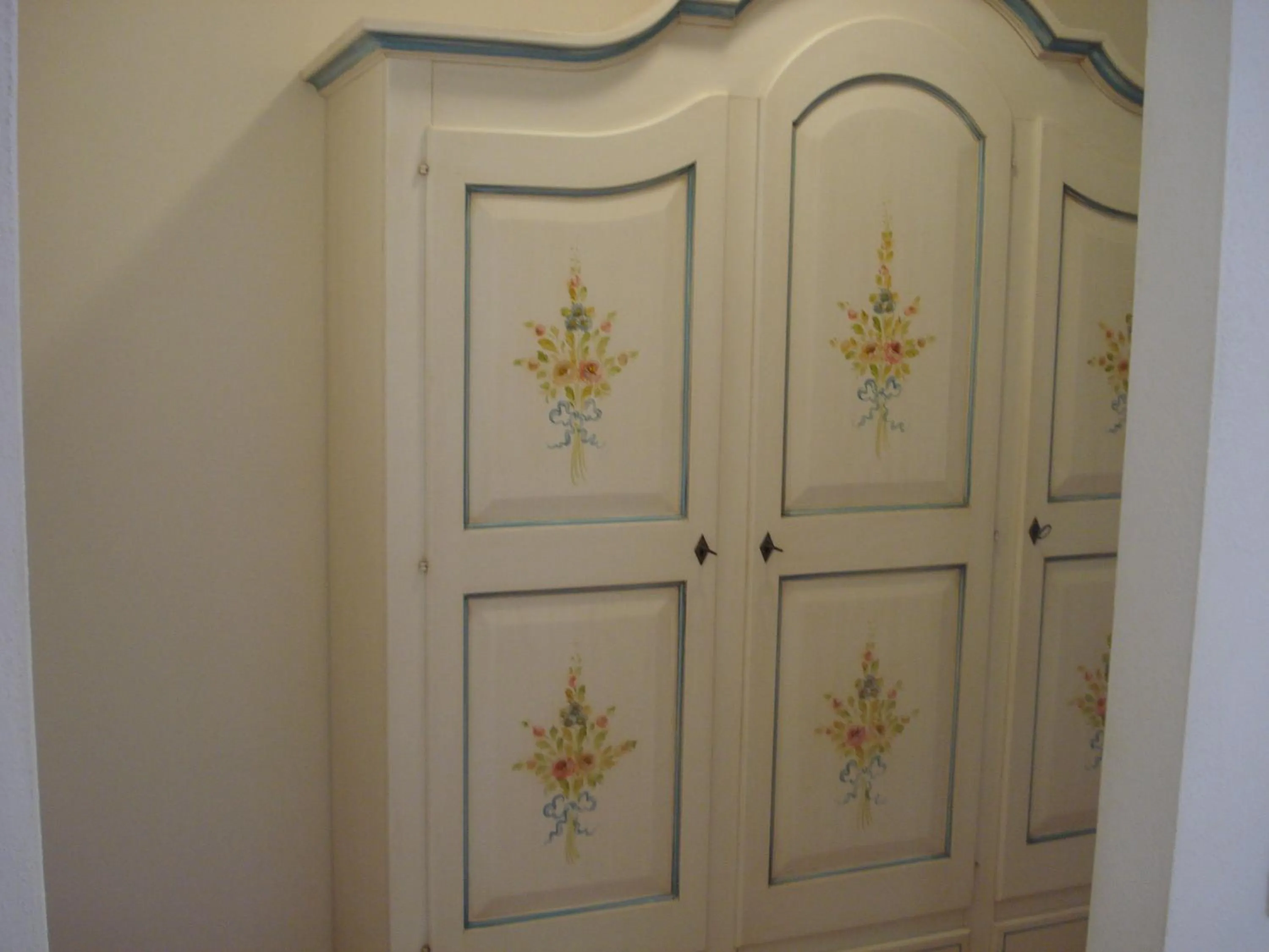 wardrobe in Hotel Valkarana Country Relais