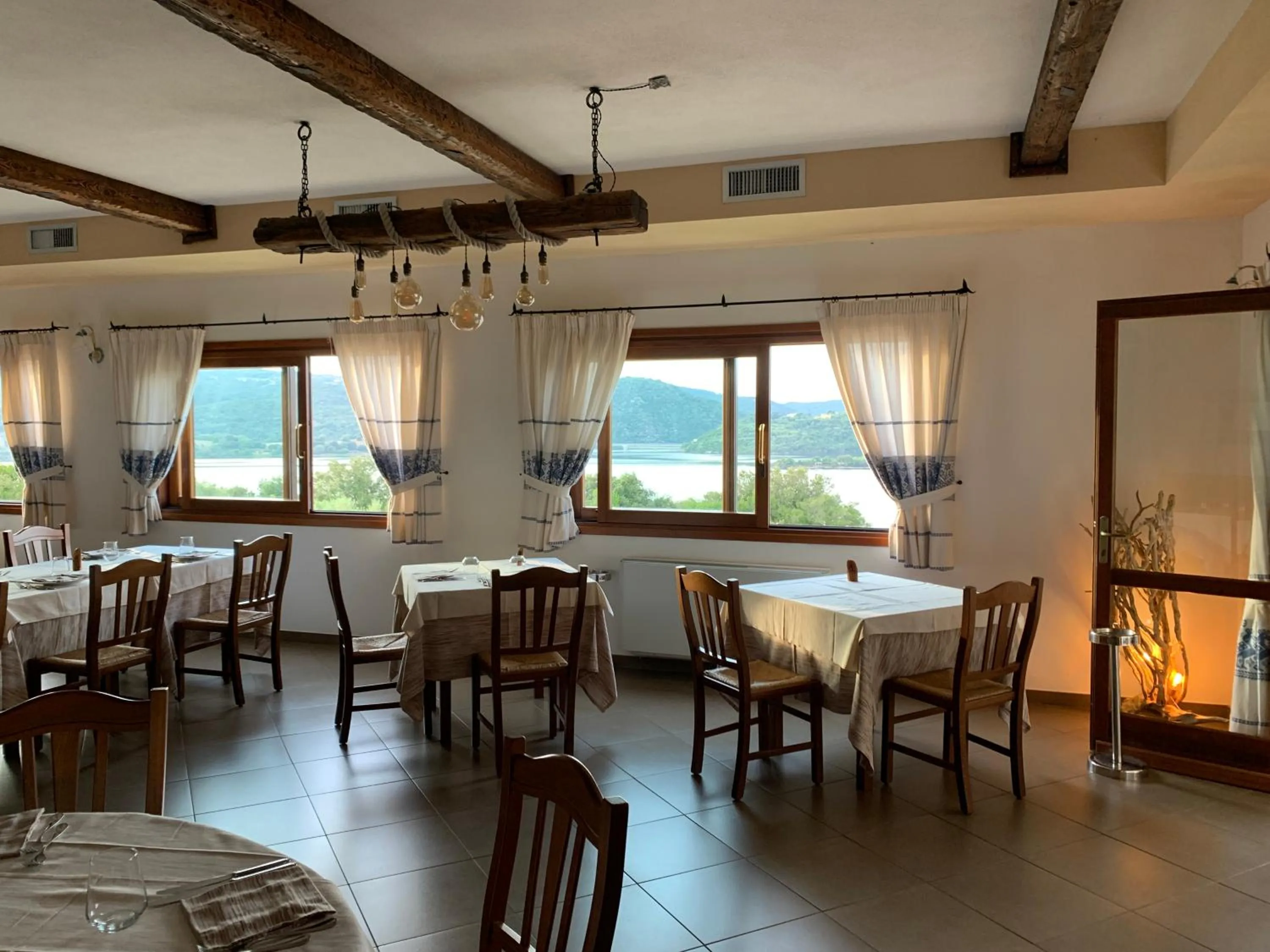 Restaurant/places to eat in Hotel Valkarana Country Relais