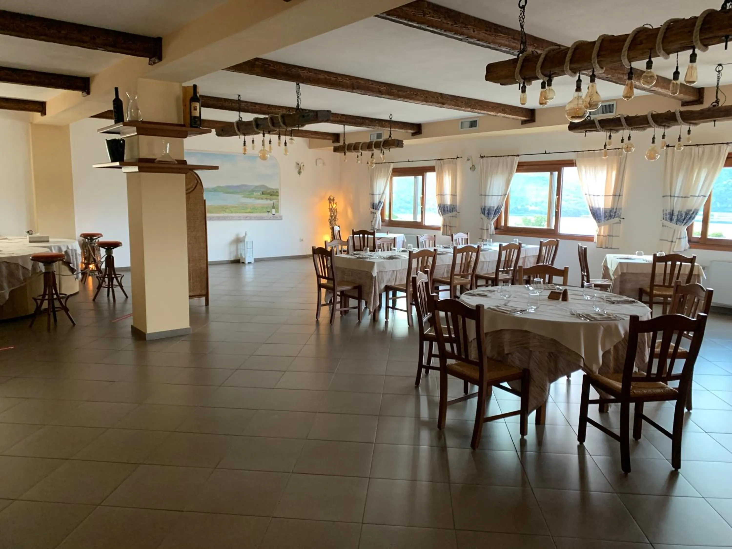 Restaurant/places to eat in Hotel Valkarana Country Relais