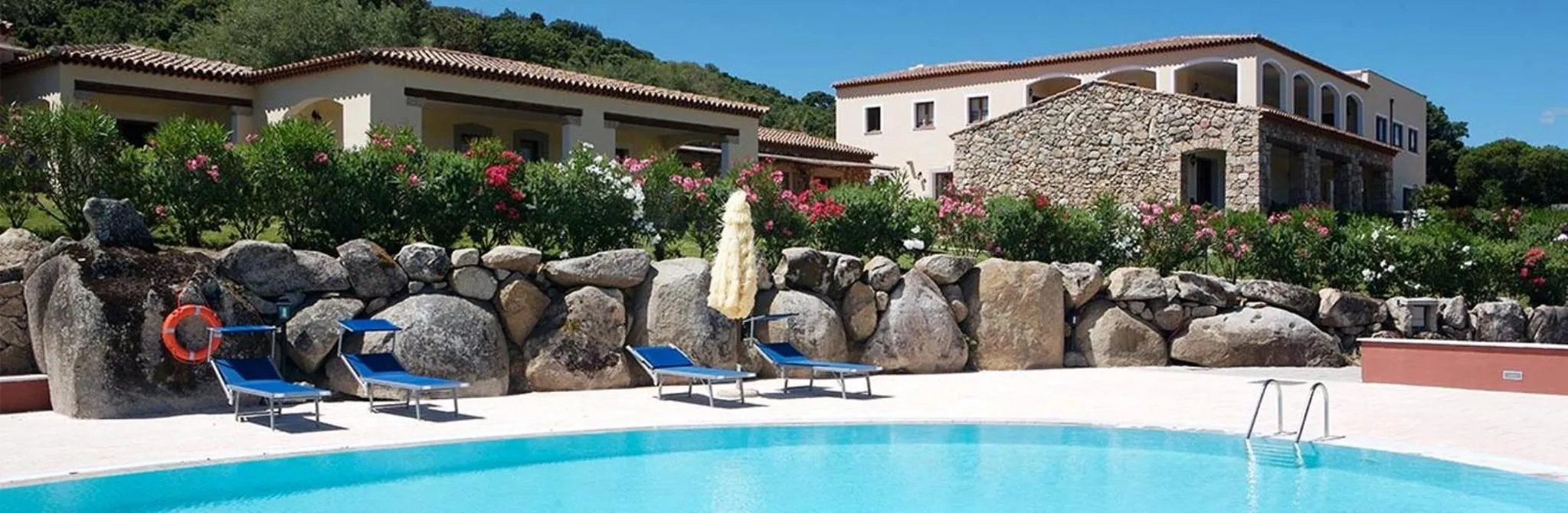 Swimming pool in Hotel Valkarana Country Relais