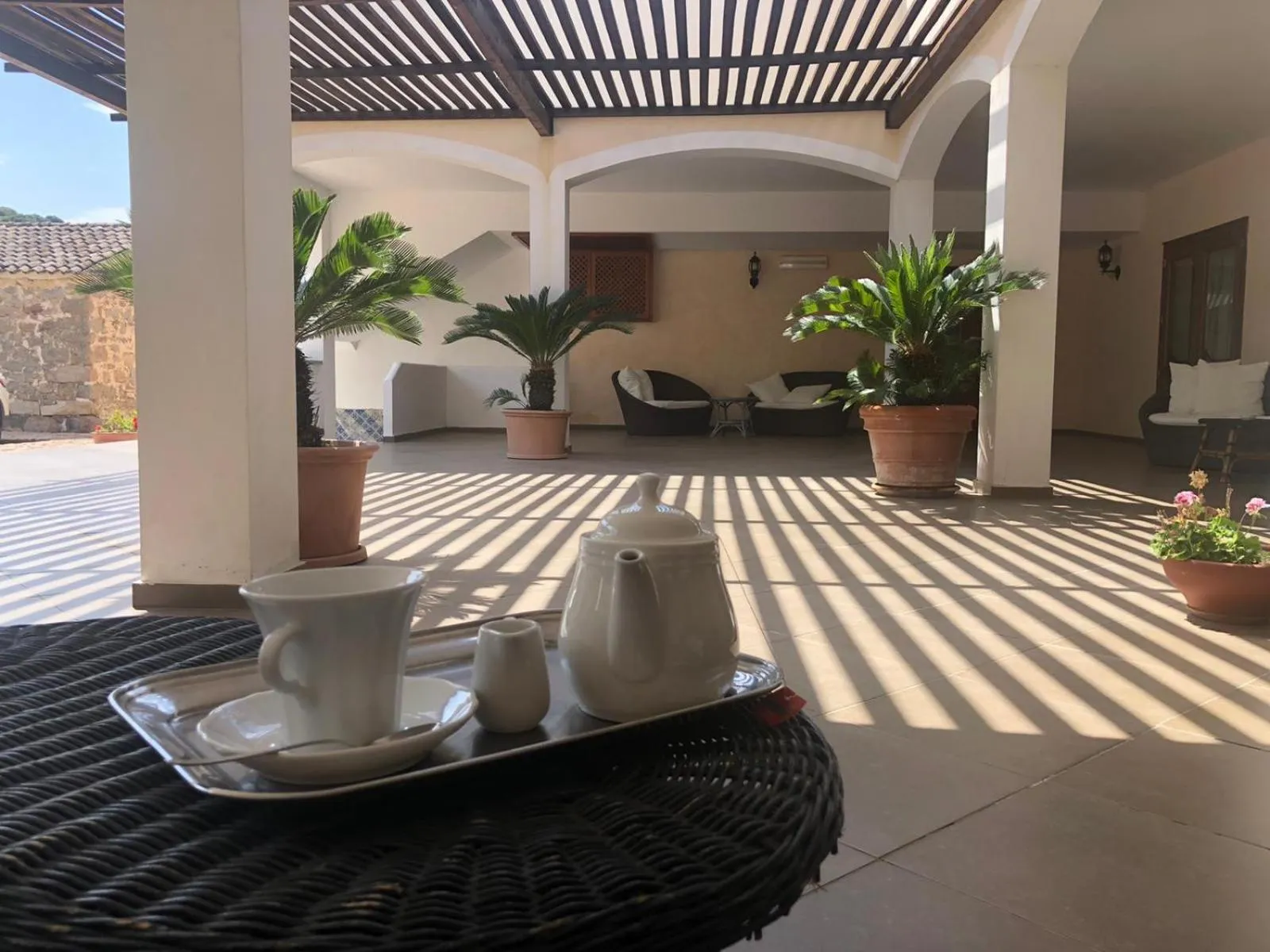 Patio in Hotel Valkarana Country Relais