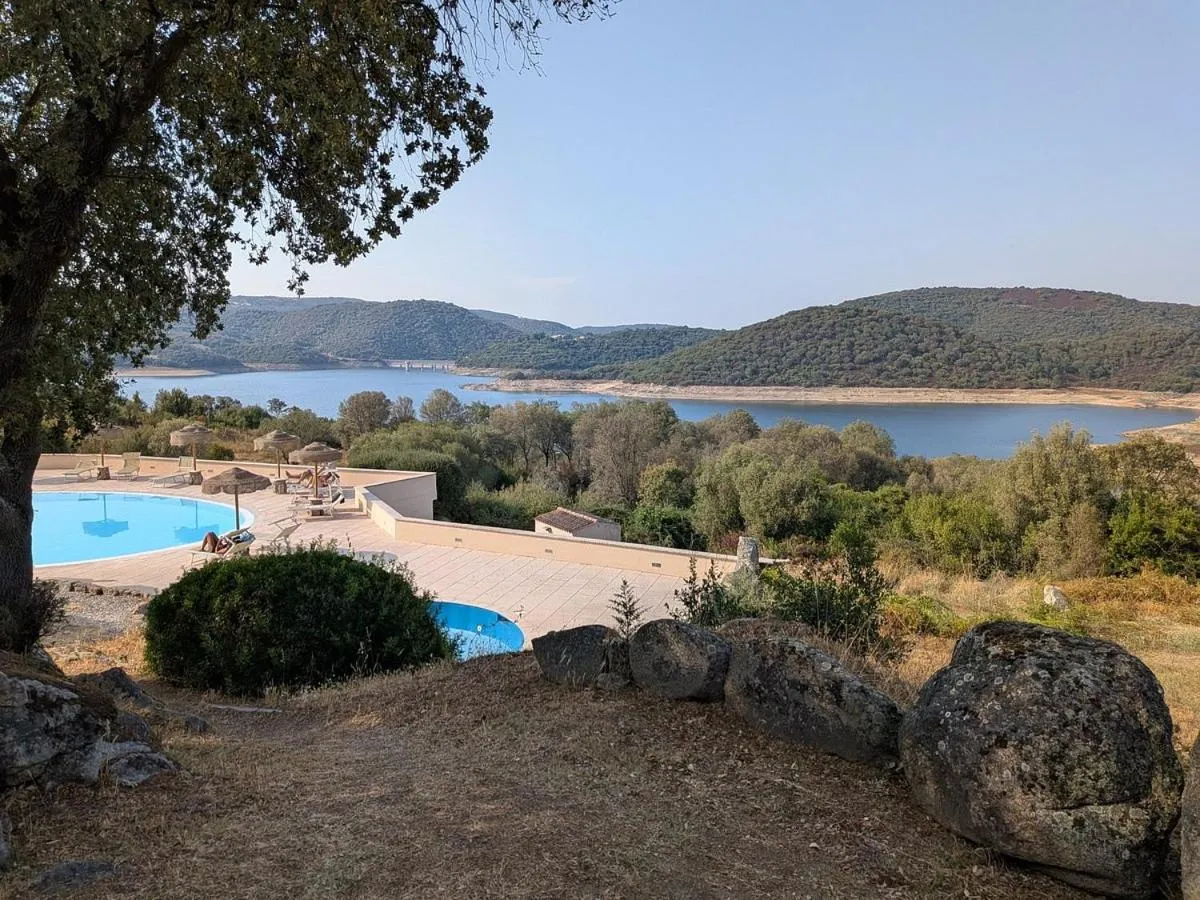 Swimming pool in Hotel Valkarana Country Relais