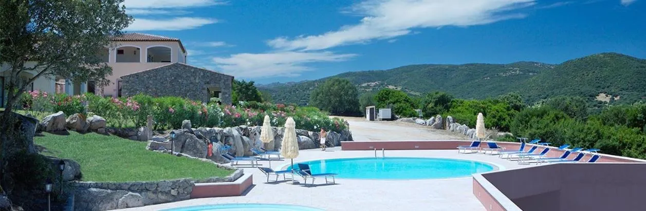 Pool view in Hotel Valkarana Country Relais