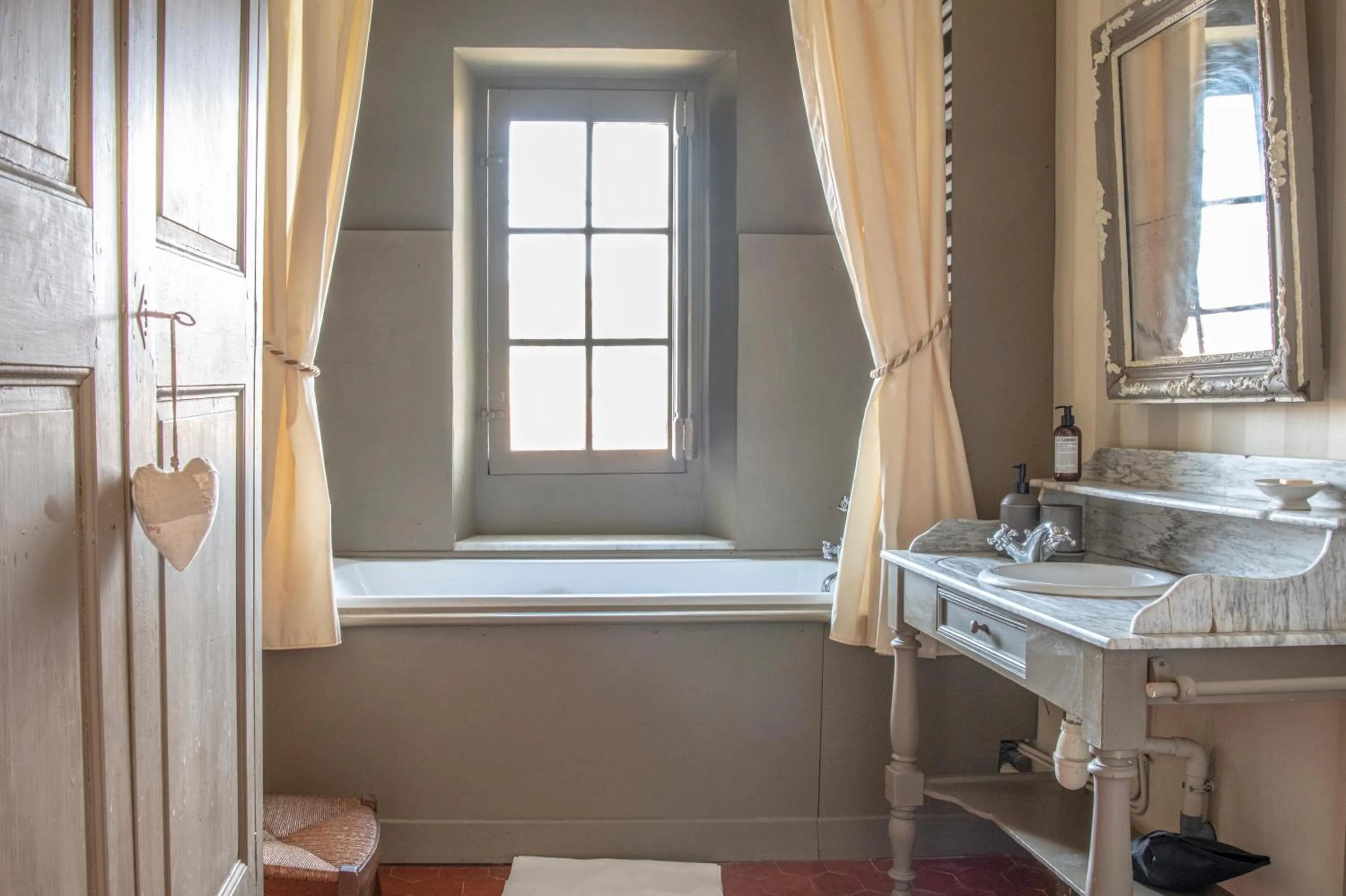 Bathroom in Maison Sumiane - Maison d hotes et locations avec piscine