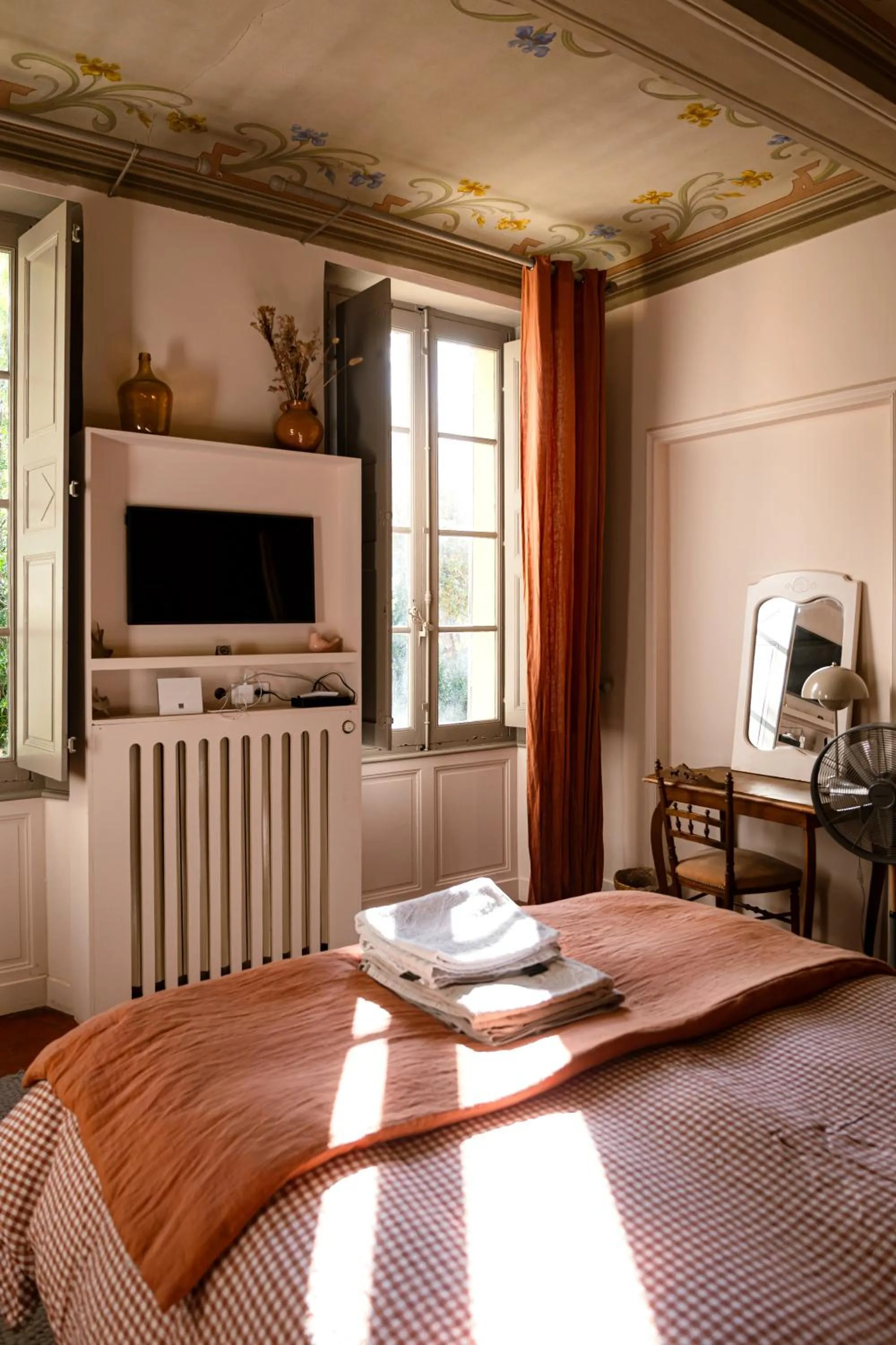 Bedroom, Bed in Maison Sumiane - Maison d hotes et locations avec piscine