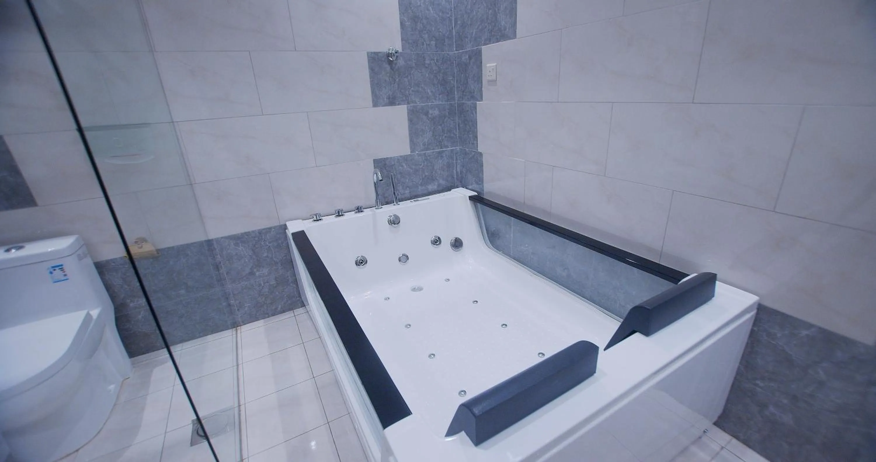 Hot Tub in Relax Palace Hotel Apartments