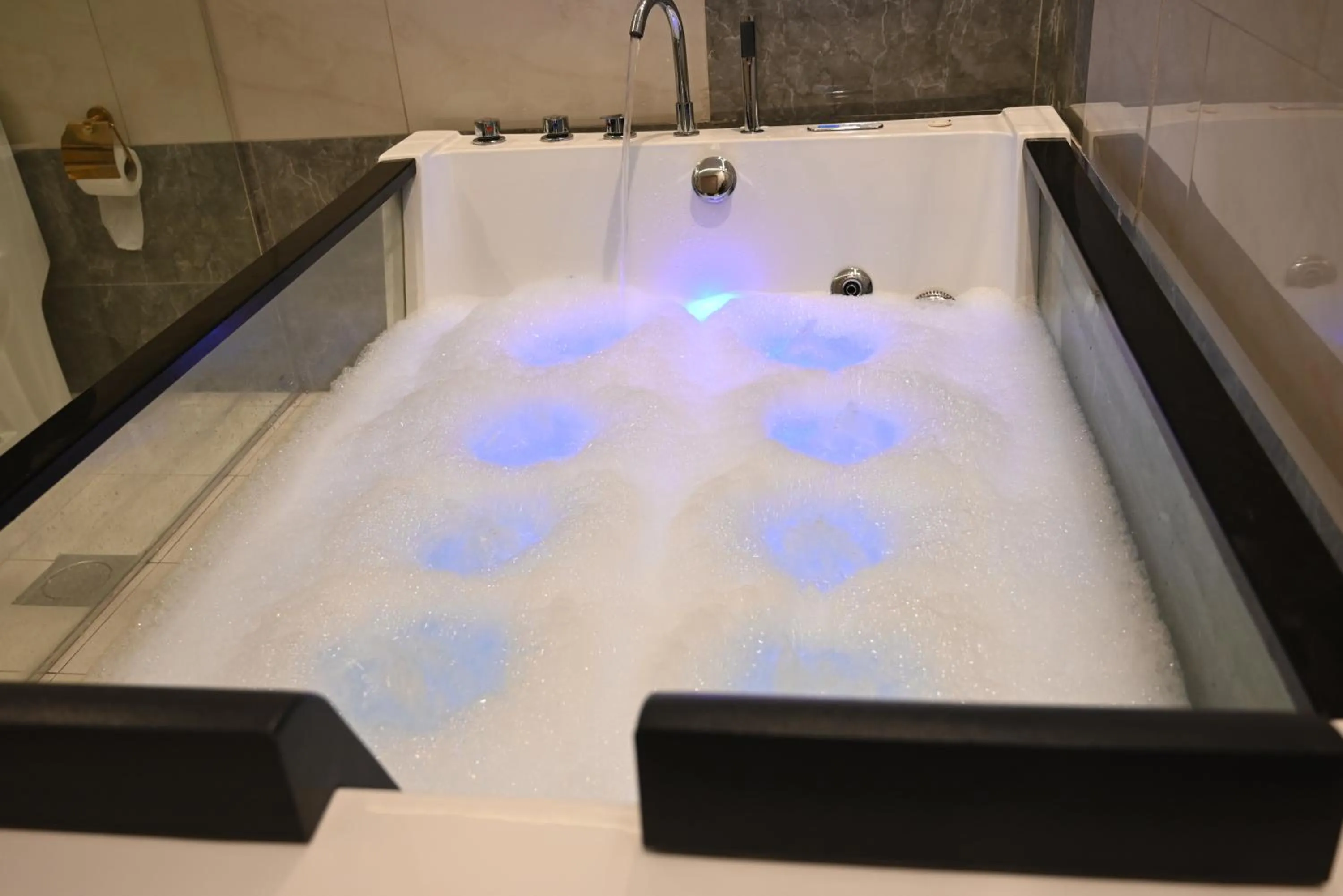 Hot Tub in Relax Palace Hotel Apartments