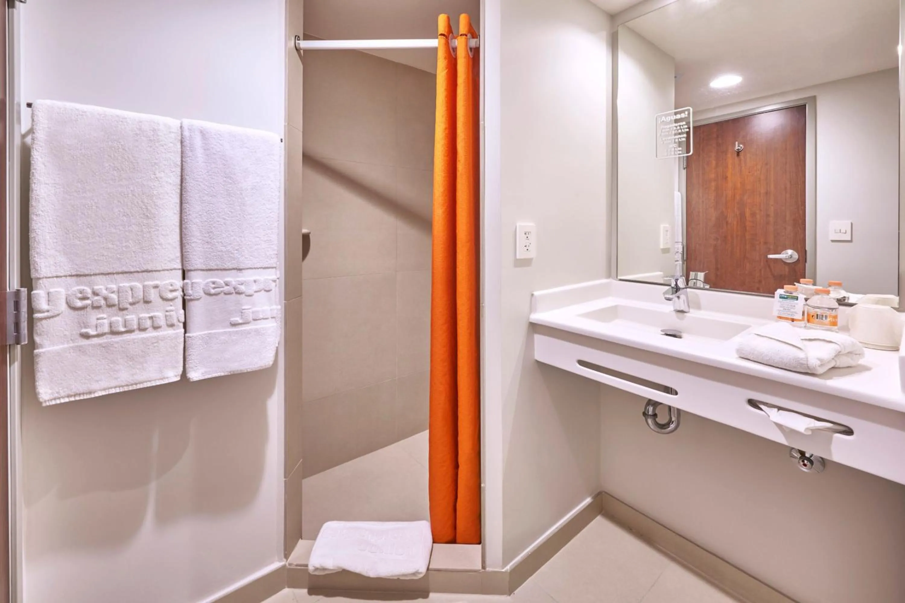 Bathroom in City Express Junior by Marriott Puebla FINSA