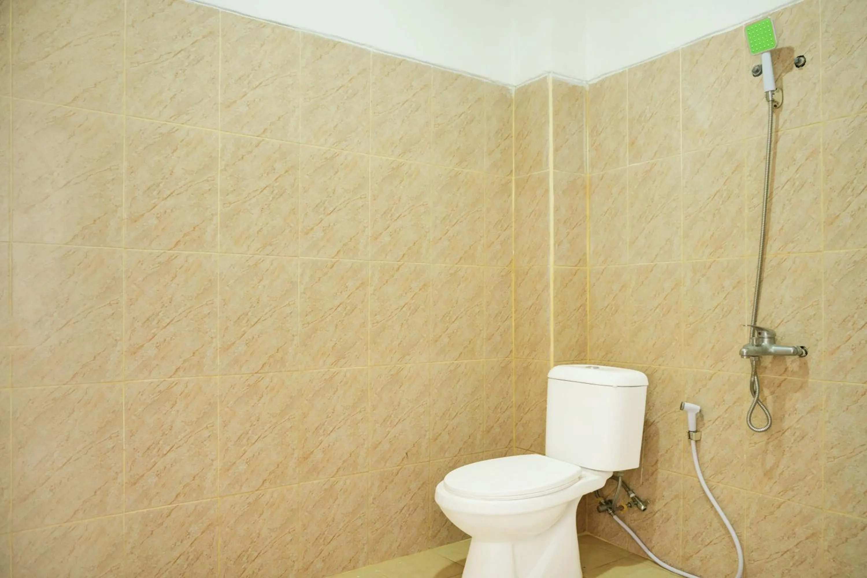 Bathroom in Hotel O Teluk Betung Near Water Park Lembah Hijau Formerly Kanajiwa Guesthouse 1