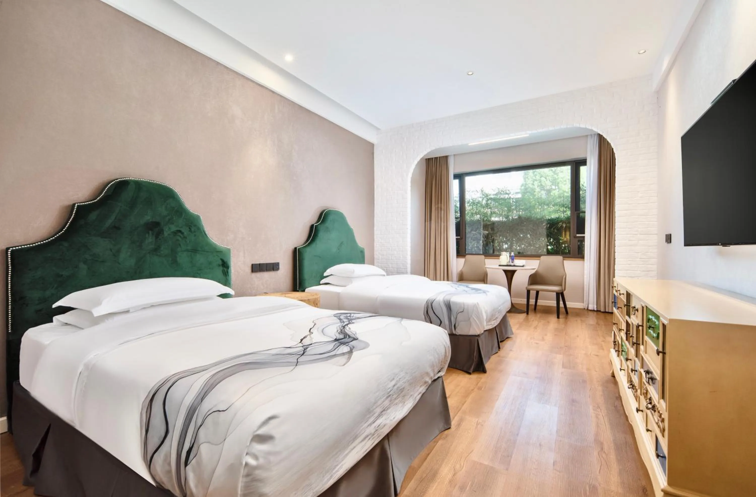 Bed in SSAW Hotel in Lijiang Ancient Town-Offers special clothing fittings and photo sessions - Provides travel arrangements - Includes extra bed service