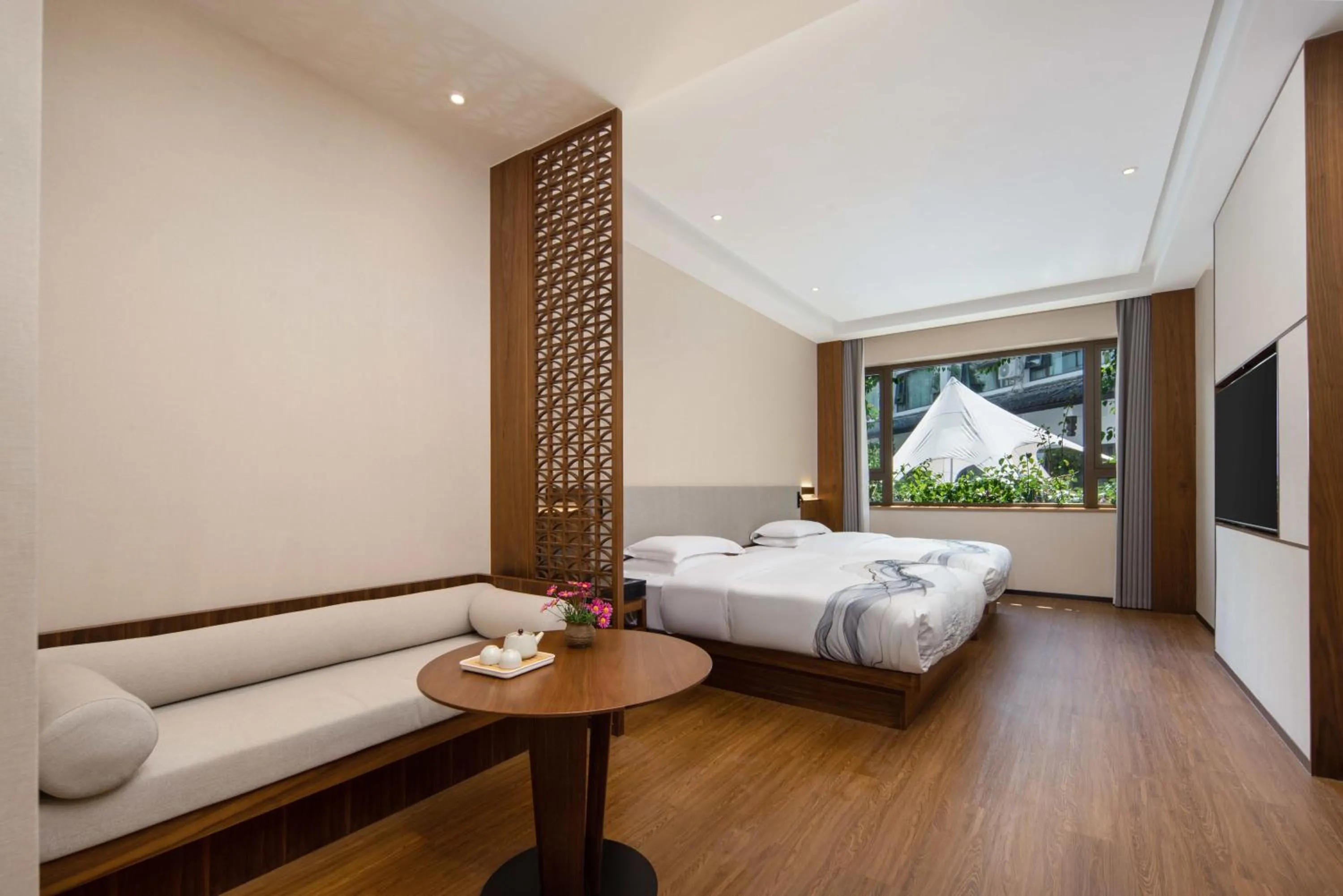 Photo of the whole room, Bed in Huama SSAW Hotel Lijiang