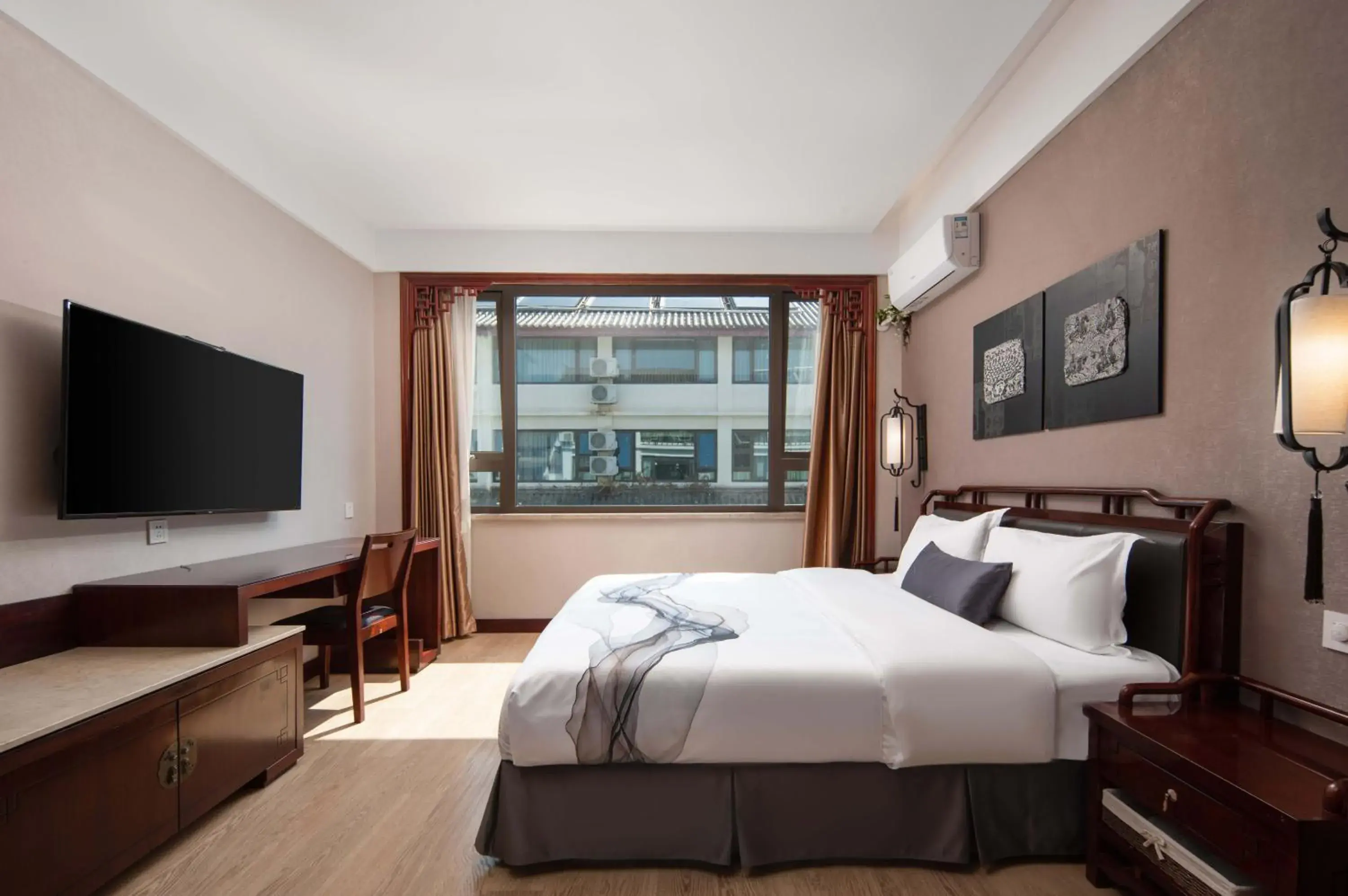 Standard King Room in SSAW Hotel in Lijiang Ancient Town-Offers special clothing fittings and photo sessions - Provides travel arrangements - Includes extra bed service Standard King Room in SSAW Hotel in Lijiang Ancient Town-Offers special clothing fittings and photo sessions - Provides travel arrangements - Includes extra bed service