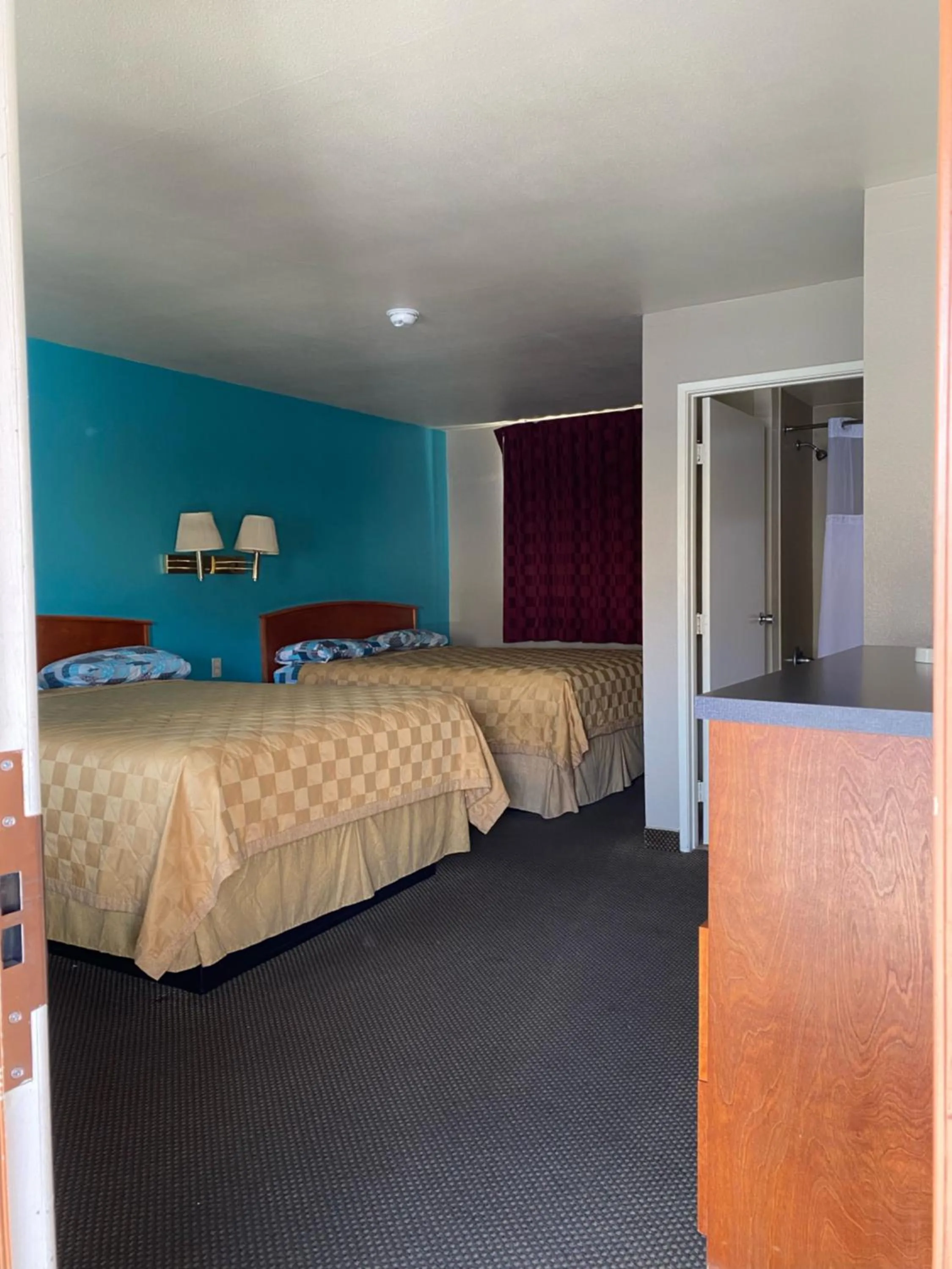 Photo of the whole room, Bed in Lone Pine Budget Inn