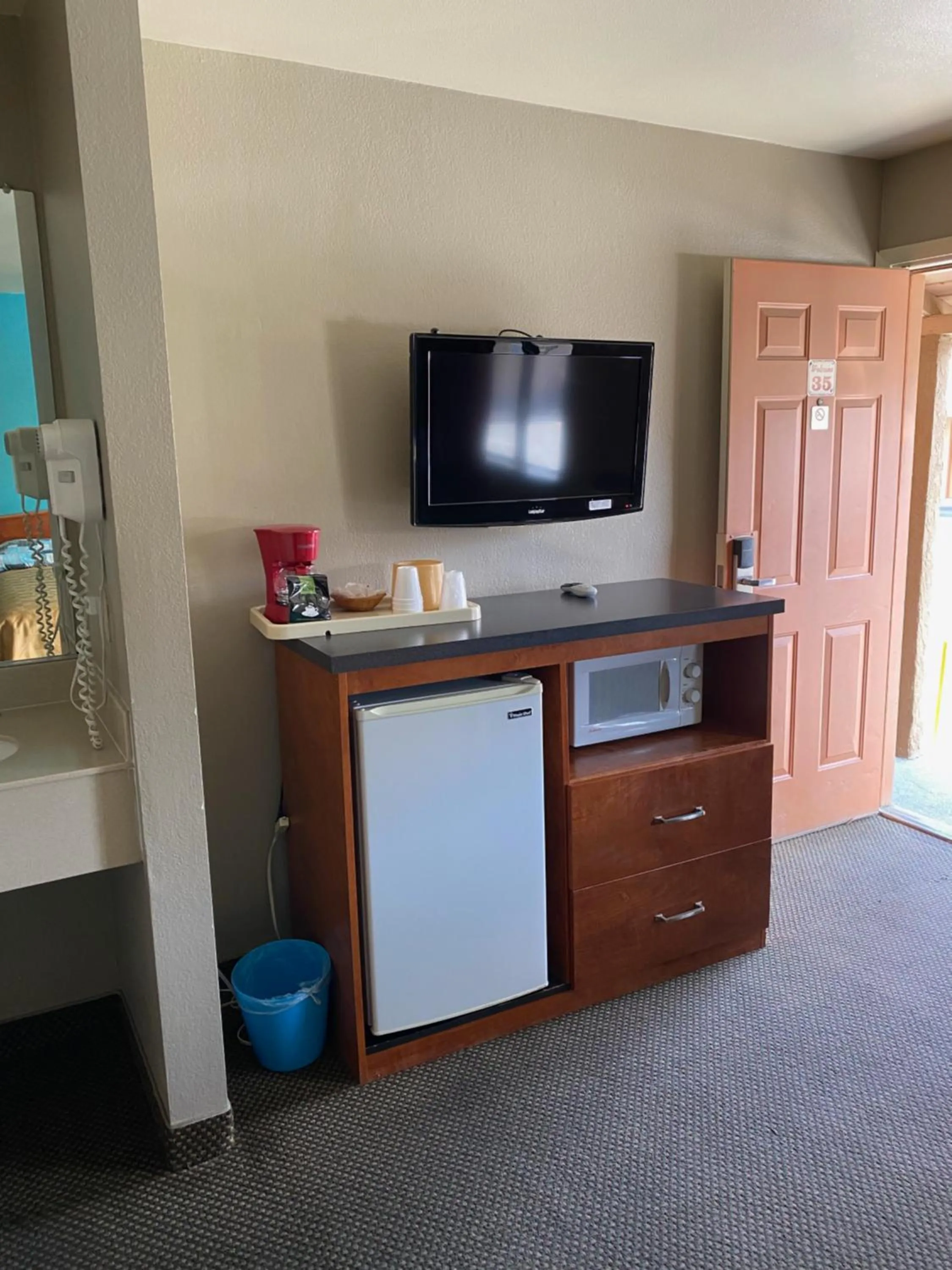 TV and multimedia in Lone Pine Budget Inn