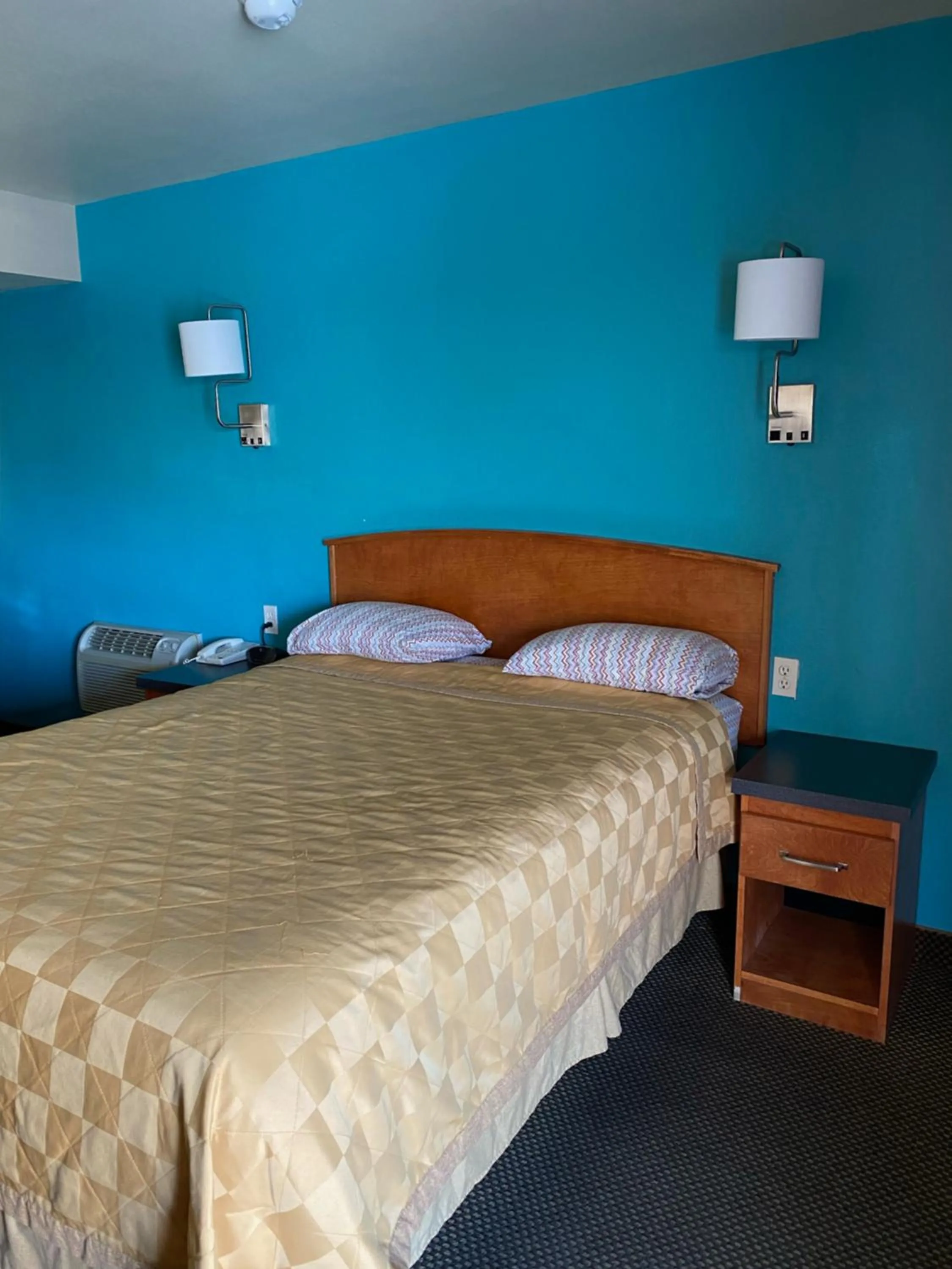 Bed in Lone Pine Budget Inn