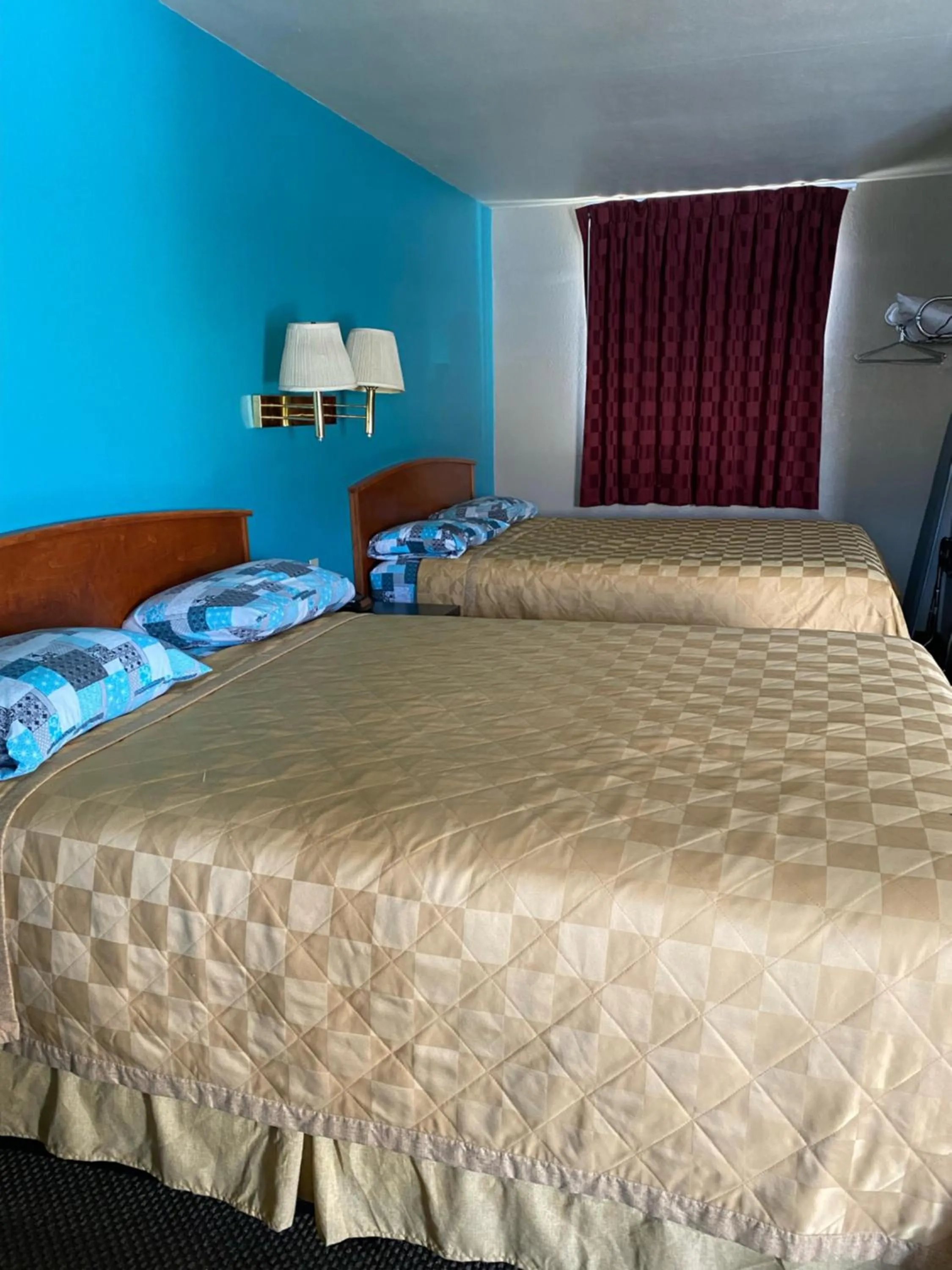 Bed in Lone Pine Budget Inn