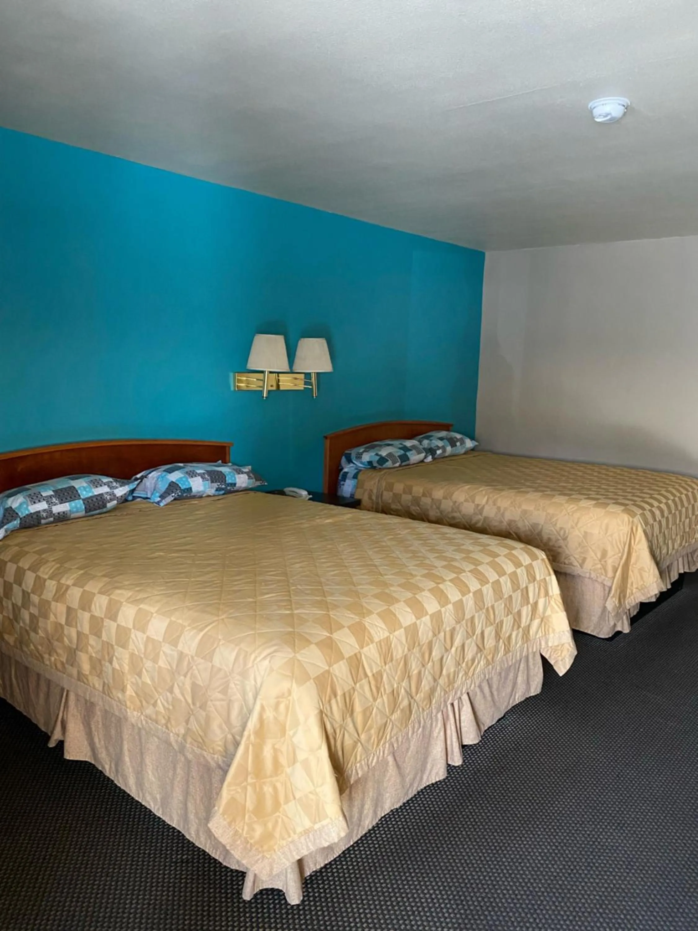 Bed in Lone Pine Budget Inn