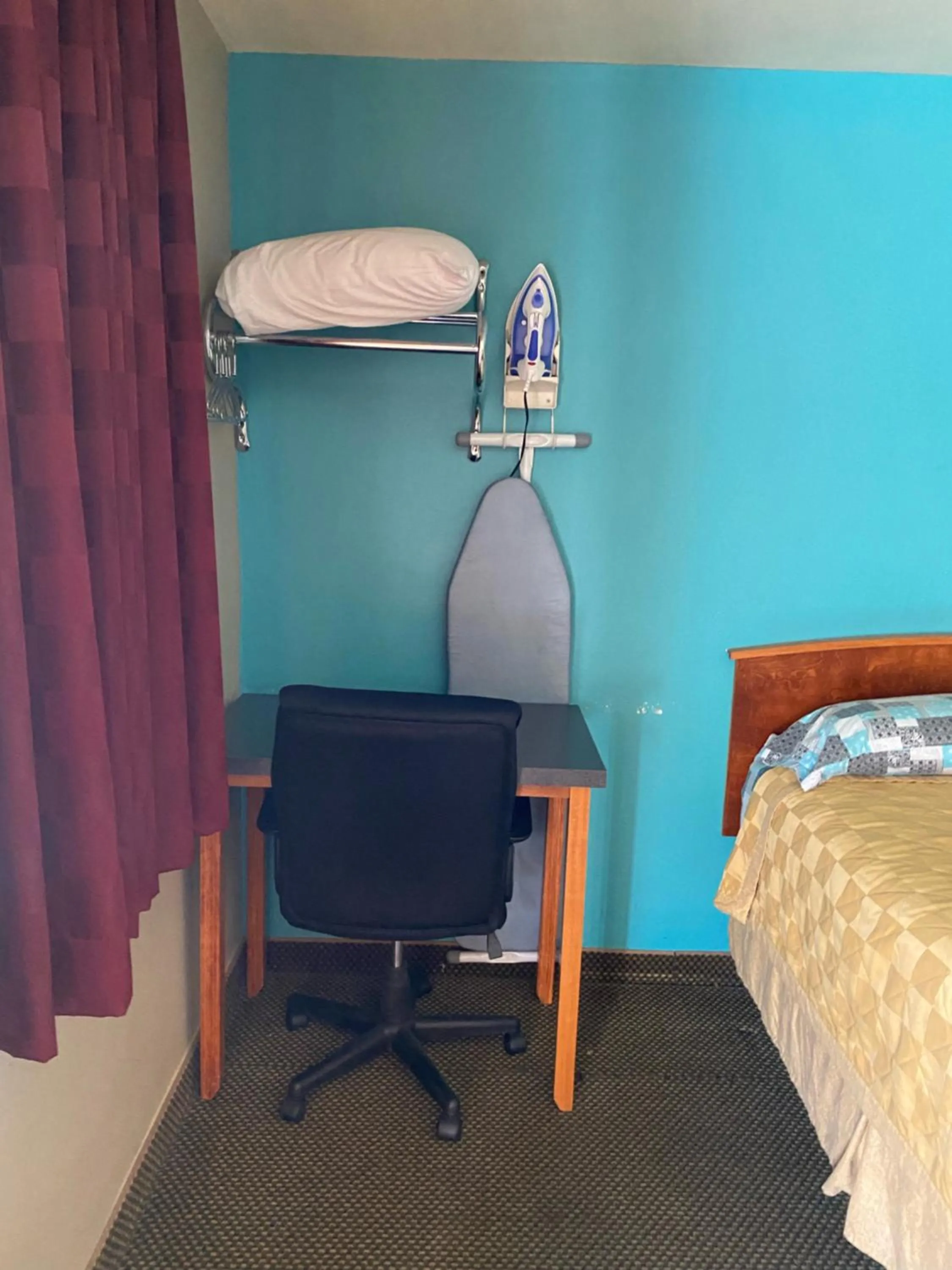 Seating area, Bed in Lone Pine Budget Inn