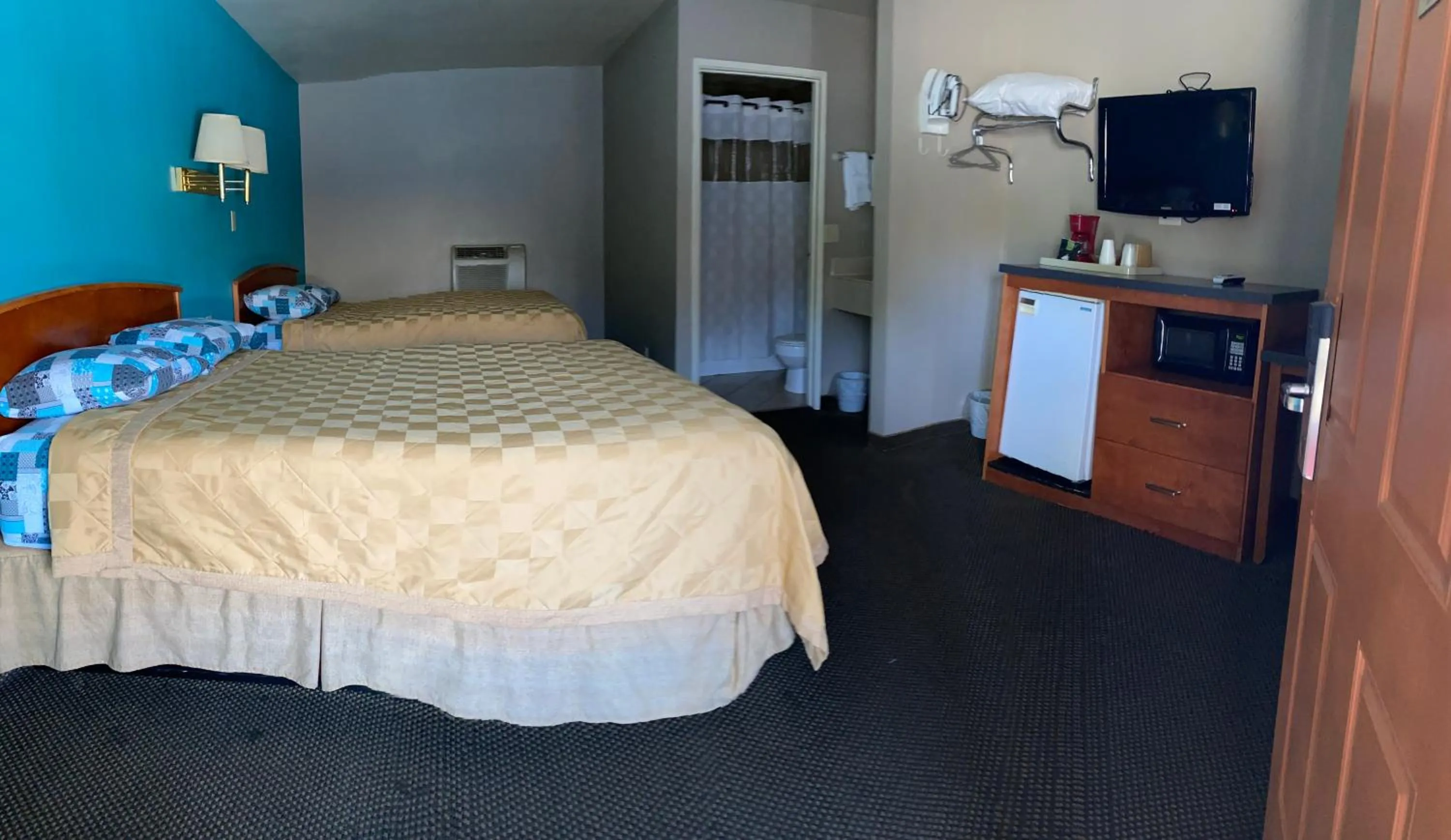 Photo of the whole room, Bed in Lone Pine Budget Inn