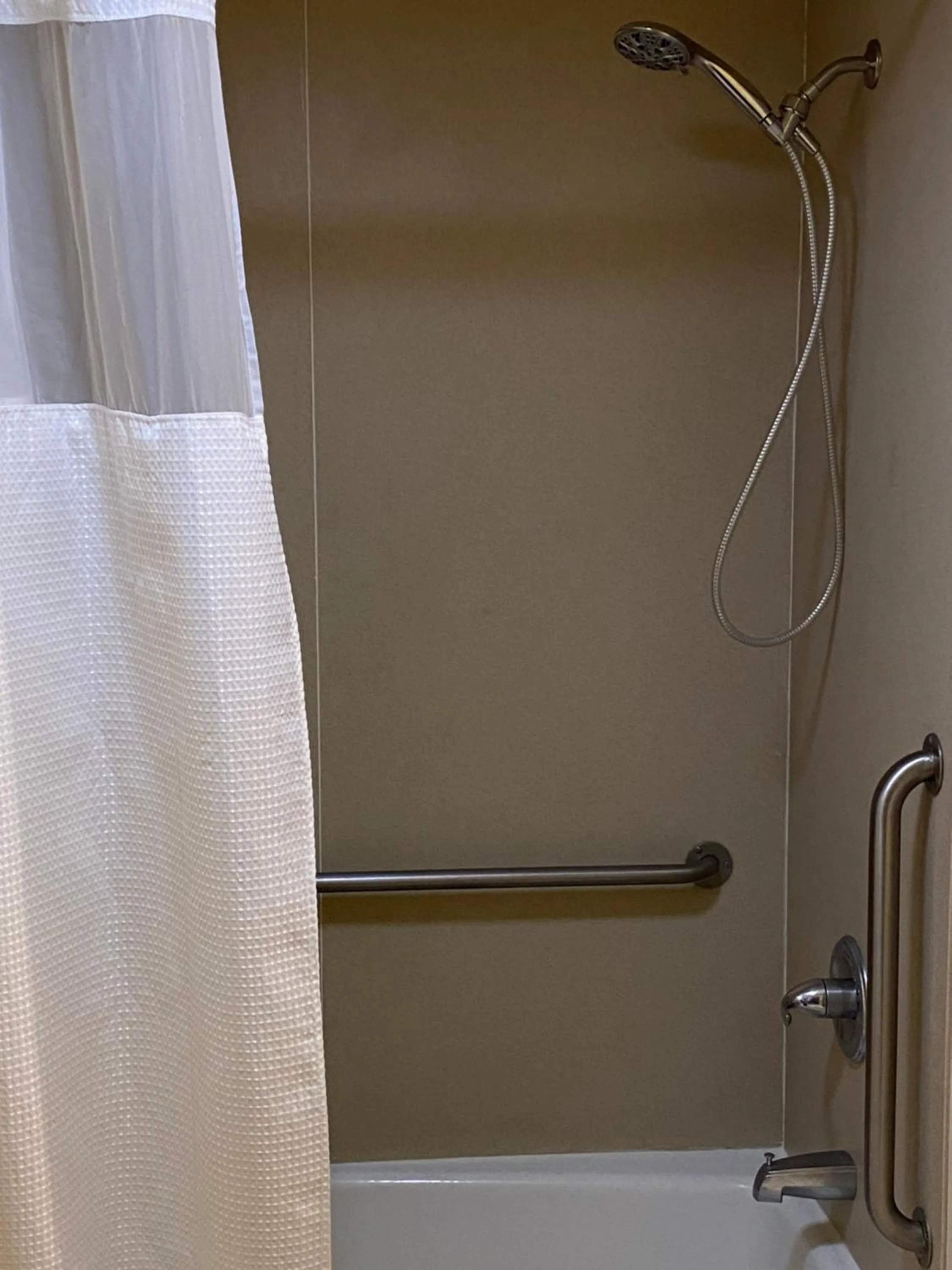 Bathroom in Lone Pine Budget Inn