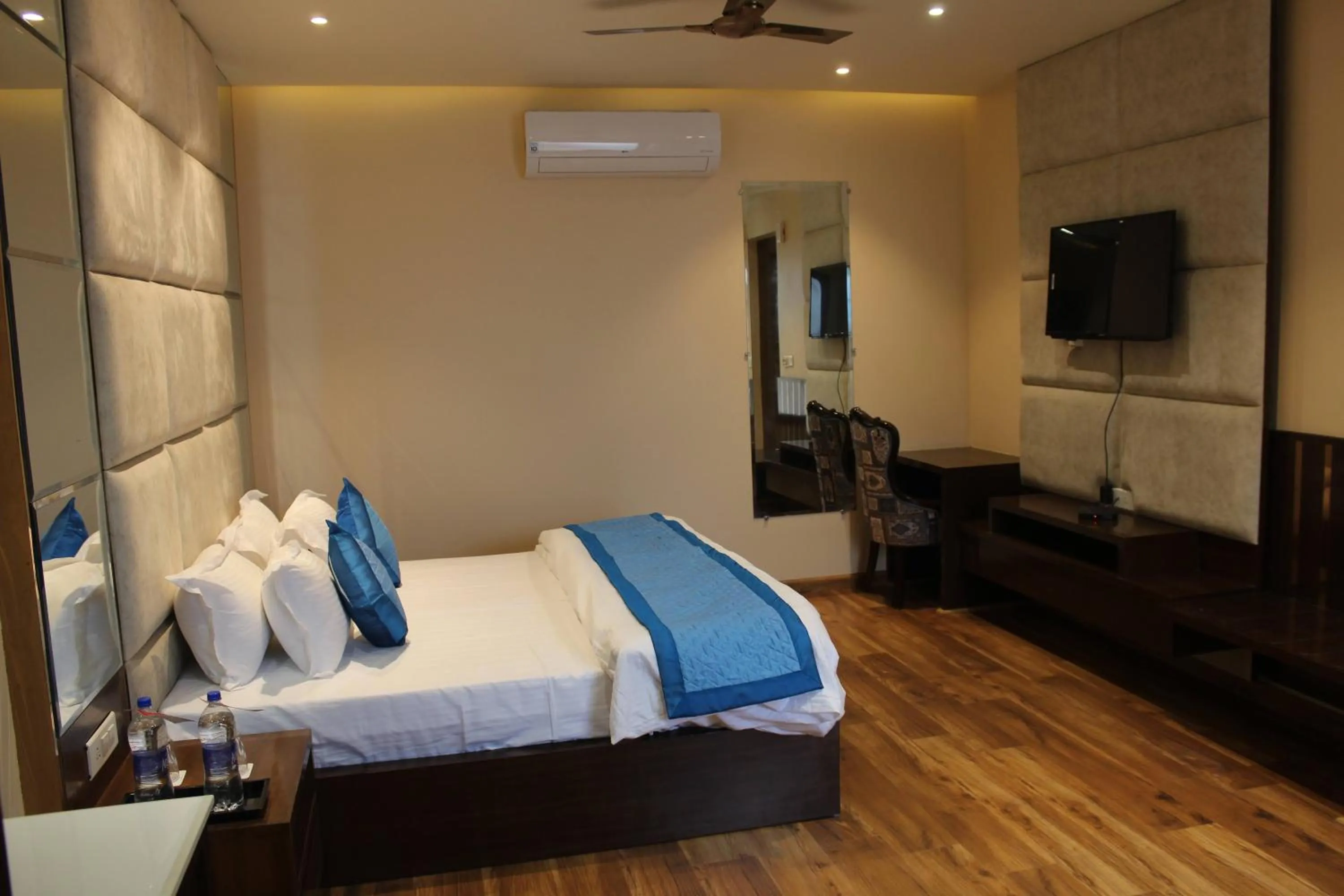 Bedroom, Bed in Mastiff Hotel, Dalhousie