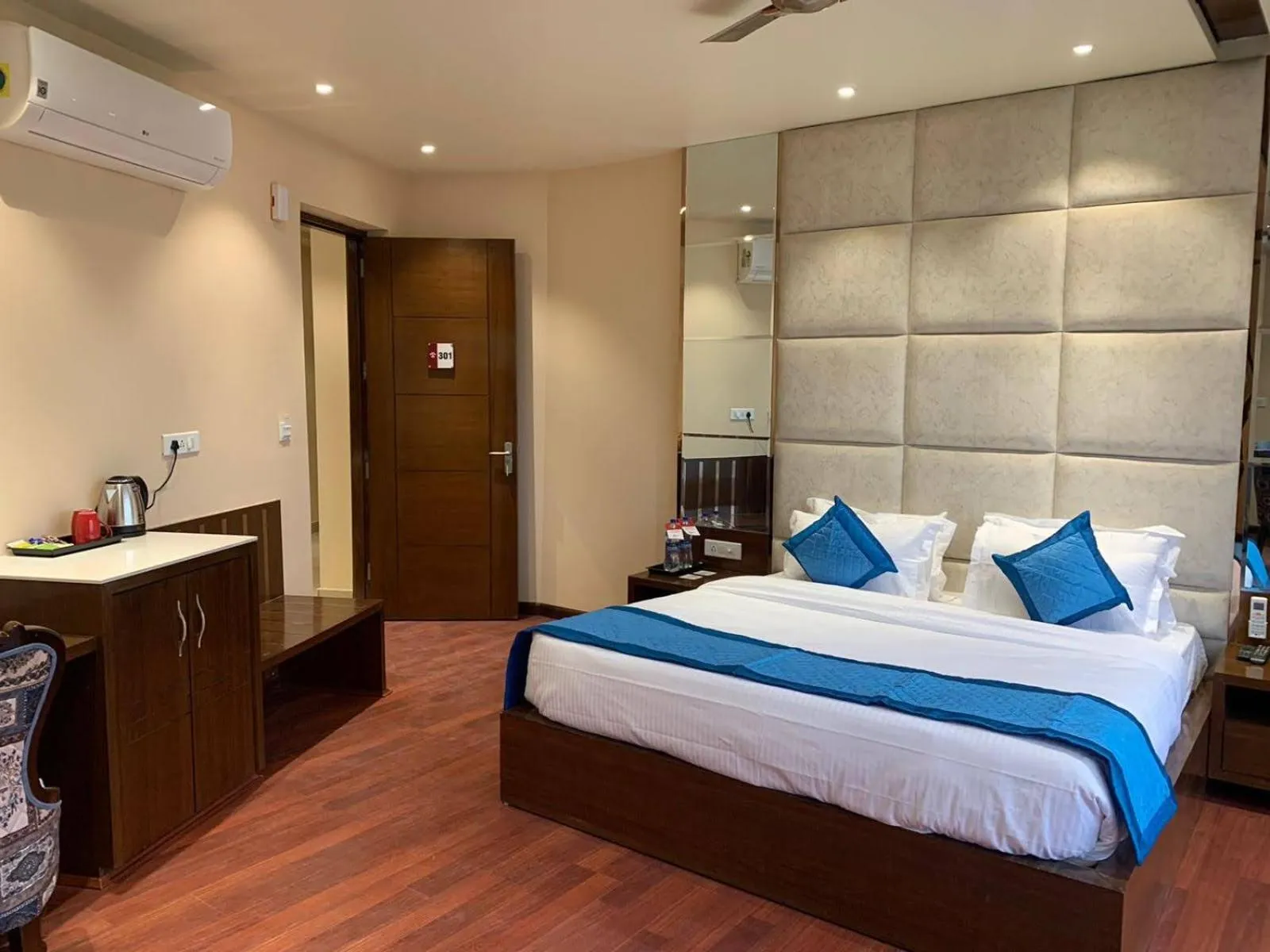 Bedroom, Bed in Mastiff Hotel, Dalhousie